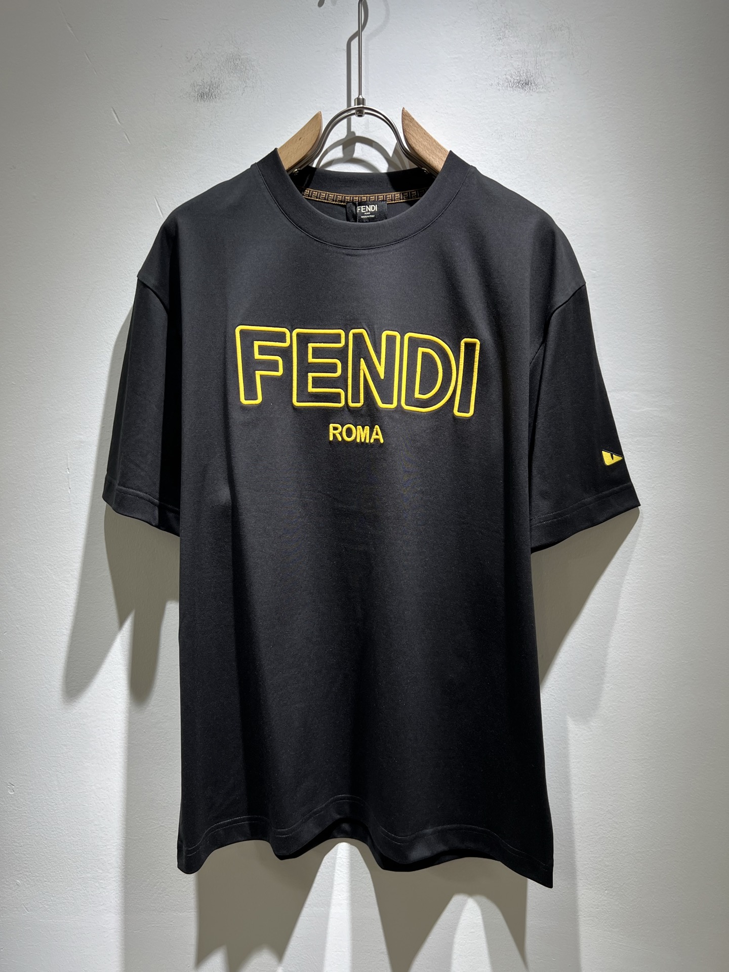 NO:161042,FEN*I FEN*Di's new spring and summer 2025 FD family FF men and women short-sleeved T-shirt, versatile and minimalist short-sleeved shirts for men and women. Original Italian orders, popular FD family items, simple and pure colors. The FD family's enduring iconic products, high-quality products with full representation and full specifications, and high-quality products that all FD fans are worth buying!  Pure Yidian channel orders, high-end and popular products from the FD family, very popular items at the moment, and embroidery decoration of the iconic letter logo pattern!  High-end goods worth keeping and giving away to others!  It is trendy and beautiful, with a full sense of trendy atmosphere, and has a very high level and specifications. It uses a very classic black and white color combination, giving people a strong visual impact and has a very high recognition. It is top-quality exclusive pure cotton fabric, created with a soft, delicate and comfortable touch, and has a very high-end and classy appearance!  Perfectly interprets the charm of the brand and leaves a deep impression. It is more fashionable and charming. It has simple, elegant and fashionable upper body, and is even more stressful for outfits!  The inner wear alone is very delicious and beautiful scenery that cannot be ignored!  Size M-3XL, fendi,dior,T-shirt,tees,t-shirt,alexander wang19860909FEN*I 芬*迪2025春夏新款FD家族FF男女同款短袖T恤,男女同款百搭极简短袖.意大利原厂订单,FD家族人气单品,简约纯色系打造.FD家族经久不衰的标志性臻品,代表性十足,规格感十足的精品,所有FD粉丝都值得抢购的精品！纯正意代渠道订单,FD家族的高奢人气爆款产物,当下十分火爆的单品,标志性字母logo图案刺绣修饰！值得自留和送人的高端货！新潮又好看,潮流气息感十足,档次规格感极高,并且采用十分经典的的黑白双色搭配,给人的视觉冲击感相当强烈,有着极高的辨识度,顶级专属纯棉面料,打造,触感柔软细腻舒适,品相相当高级有档次！完美诠释品牌魅力,给人留下深刻印象.更具时尚与韵味,上身简约大方时尚,对于穿搭更是毫无压力！单穿内搭都极有味道,不可忽视的靓丽风景线！ 尺码M-3XL,,fendi,dior,T-shirt,tees，t-shirt,alexander wang,Men's clothing