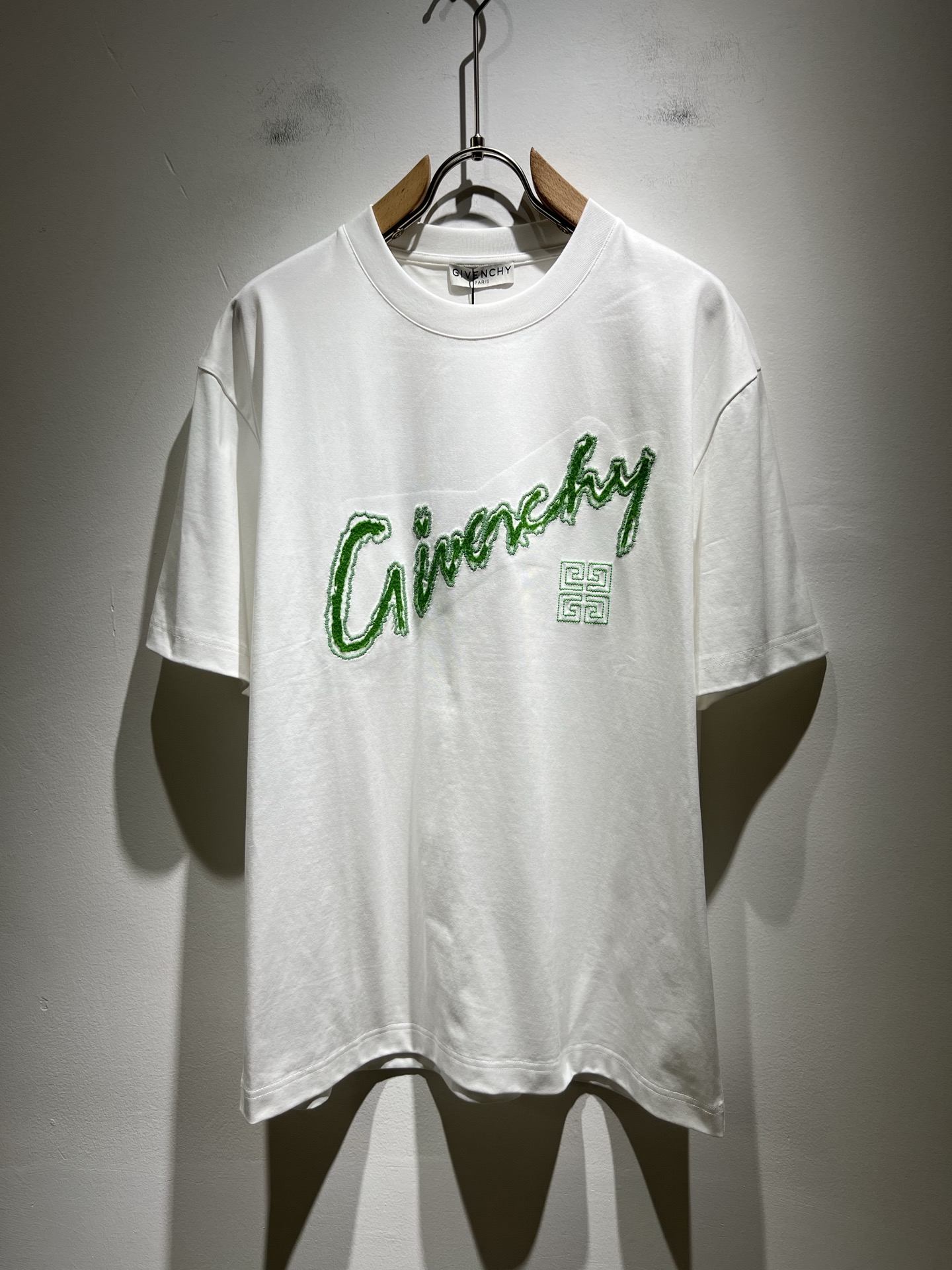 NO:161026,Giv*chy/Ji*xi's new short-sleeved T-shirt for men and women in spring and summer, the main creator has injected new fashion energy into fashion. By exploring various themes and sexy charm, it is highly recognizable and leads the new street fashion trend. This model is the exclusive outstanding design element of G family, with a logo logo pattern embroidery design!  Perfect fusion, clear and restored patterns, showing the elegant style of the brand. The original 260g pure cotton material is made of solid and high-end fabric, and the upper body can be easily controlled, showing the casual and fashionable charm. Size M-3XL, gucci, T-shirt, tees, t-shirt, alexander wang19860909Giv*chy/纪*希2025春夏新款男女同款短袖T恤,主创时尚注入了全新时尚能量.通过探索各种题材和性感魅力,极具辨识度,引领全新街头时尚潮流.该款是G家独家的出彩设计元素,设计标识logo图案刺绣设计！完美融合,图案清晰还原度极高,彰显品牌优雅格调.选用原版260g纯棉材质,面料紧实高级,上身均可轻松驾驭,展现休闲自在时尚魅力.尺码M-3XL,,gucci,T-shirt,tees，t-shirt,alexander wang,Men's clothing