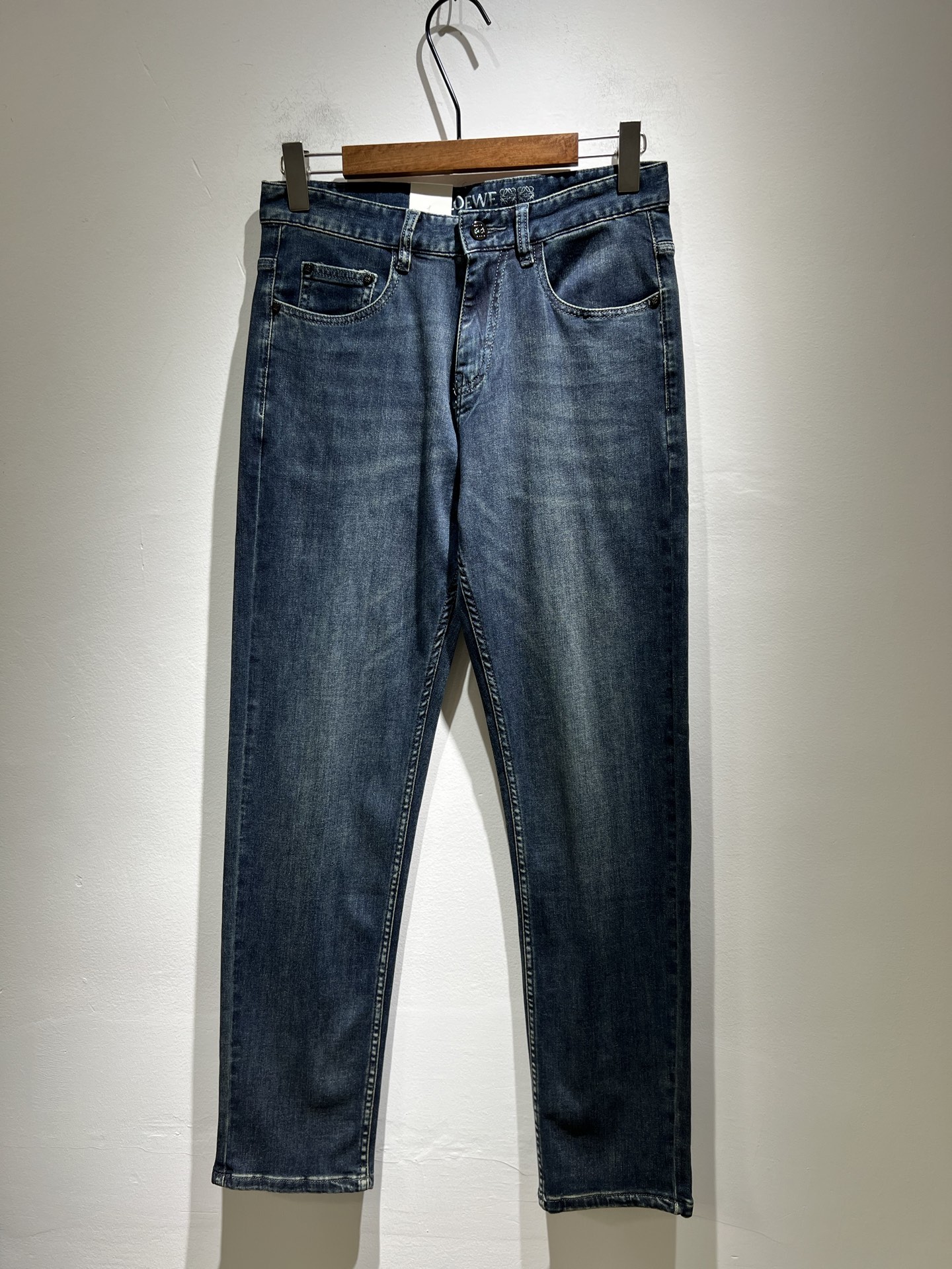 NO:161003,LO*WE/Luo*We 2025 spring and summer new men's fashion high-end casual pants, Hong Kong foreign business channel products, original Japanese products, pure blood quality, perfectly continues the essence and genes of LOE*'s home. From the main fabric to the detailed craftsmanship, all show the ingenuity of quality, use multiple brand elements to interpret, and choose precious cowhide material to build a logo waist brand leather design!  Identity manifestation that belongs to the soul!  Customer-supplied high-end imported pure cotton fabrics, very high-end and fashionable detailed craftsmanship, red ear cloth is completed by a specific antique loom. This element represents the identity and rank of jeans, which is very worthy of careful appreciation!  In terms of matching, it is invincible and explains the versatility in place, with ingenious details and exquisite accessories. The auxiliary materials are all provided by foreign merchants. They are tailored and slim, and the upper body is lifted with an excellent effect. They are a styling item that is hard to come by!  Size 30 -40, loewe, jeans, cowhide, alexander wang19860909LO*WE/罗*威2025春夏新品男士时装款高端休闲裤,香港洋行渠道货,日本原厂出品,纯血统品质,完美延续了LOE*家的精髓与基因,从主体面料到细节工艺,无不彰显出品质的匠心所在,运用多个品牌元素标识来诠释,选取矜贵的牛皮材质构建logo腰牌皮革设计！属于灵魂式的身份彰显！客供高级进口的纯棉面料,非常高级且时髦的细节工艺,赤耳布是由特定古董织布机完成,此元素代表着牛仔裤的身份及段位,非常值得细品悦人！在搭配上所向无敌,把百搭阐释到位,细节匠心考究,辅料皆为外商客供,剪裁合体修身,上身提臀效果绝佳,可遇而不可求的造型单品！尺码30 -40,,loewe,jeans,cowhide,alexander wang,Men's clothing