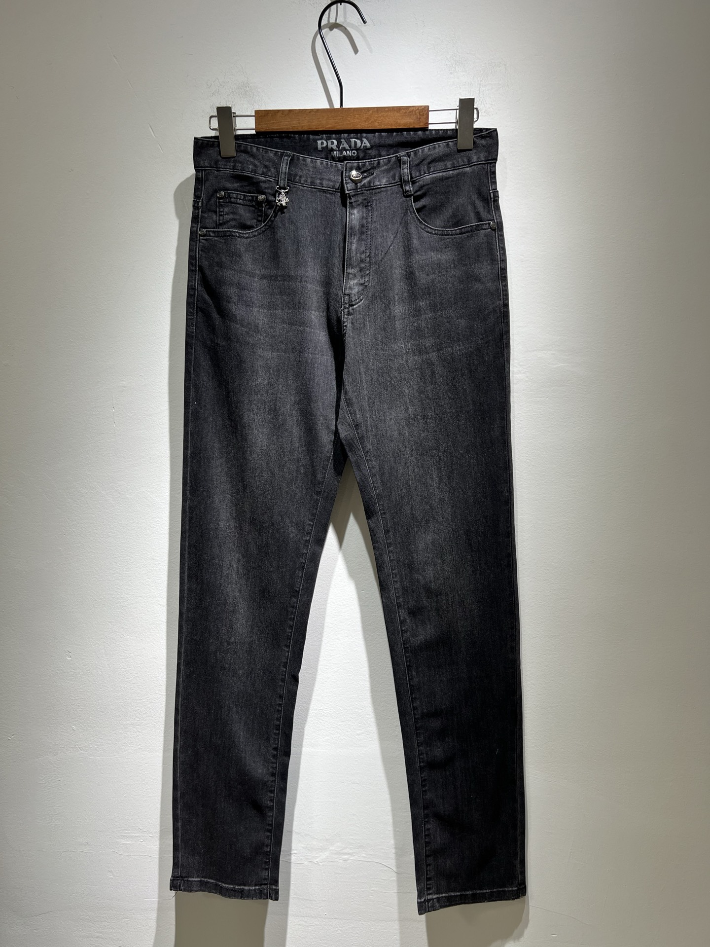 NO:161000,PRA*DA Pu*da 2025 spring and summer new men's casual jeans, high-end quality choice... A versatile trousers that combine casual pants are also an indispensable matching tool in men's wardrobe. It is a classic style with practical wear!  The design style of the whole casual pants is simple and fashionable, which is very consistent with the low-luxury style setting, has excellent skin-friendly value, is easy to wear, and is full of detail!  Customized original logo waist brand design!  Classic P home logo logo design!  This trousers are made of high-quality cotton fabric. The fabric is comfortable, the feel is soft and delicate, and has a good vertical feeling. It looks very textured and has a high-end charm. The first-class and exquisite style cut, the line is delicate, smooth and neat, and the casual and casual pants look good no matter how you match it. If you like it, buy it now. Good products are not waiting for anyone!  Size 30-40 37 39, prada, jeans, alexander wang19860909PRA*DA普*达 2025春夏新款男士休闲牛仔裤,高端品质之选……一款休闲裤兼备的百搭裤装,也是男士衣橱里不可缺少的搭配神器,属于实穿型的经典款式！整条休闲裤的设计风格简洁时尚,非常符合低奢的风格设定,亲肤值优越,穿着方便,细节感十足！定制原版logo腰牌设计！经典P家logo标识设计！此款裤装采用优质棉面料打造而成,面料舒服,手感柔软细腻,有着很好的垂直感,看上去非常有质感,细品高级韵味十足.一流精湛的版型裁剪,走线细致平顺工整,休闲随意怎么搭配都好看的裤装,喜欢的赶紧入手吧,好货可不等人！尺码30-40 37 39,,prada,jeans,alexander wang,Men's clothing