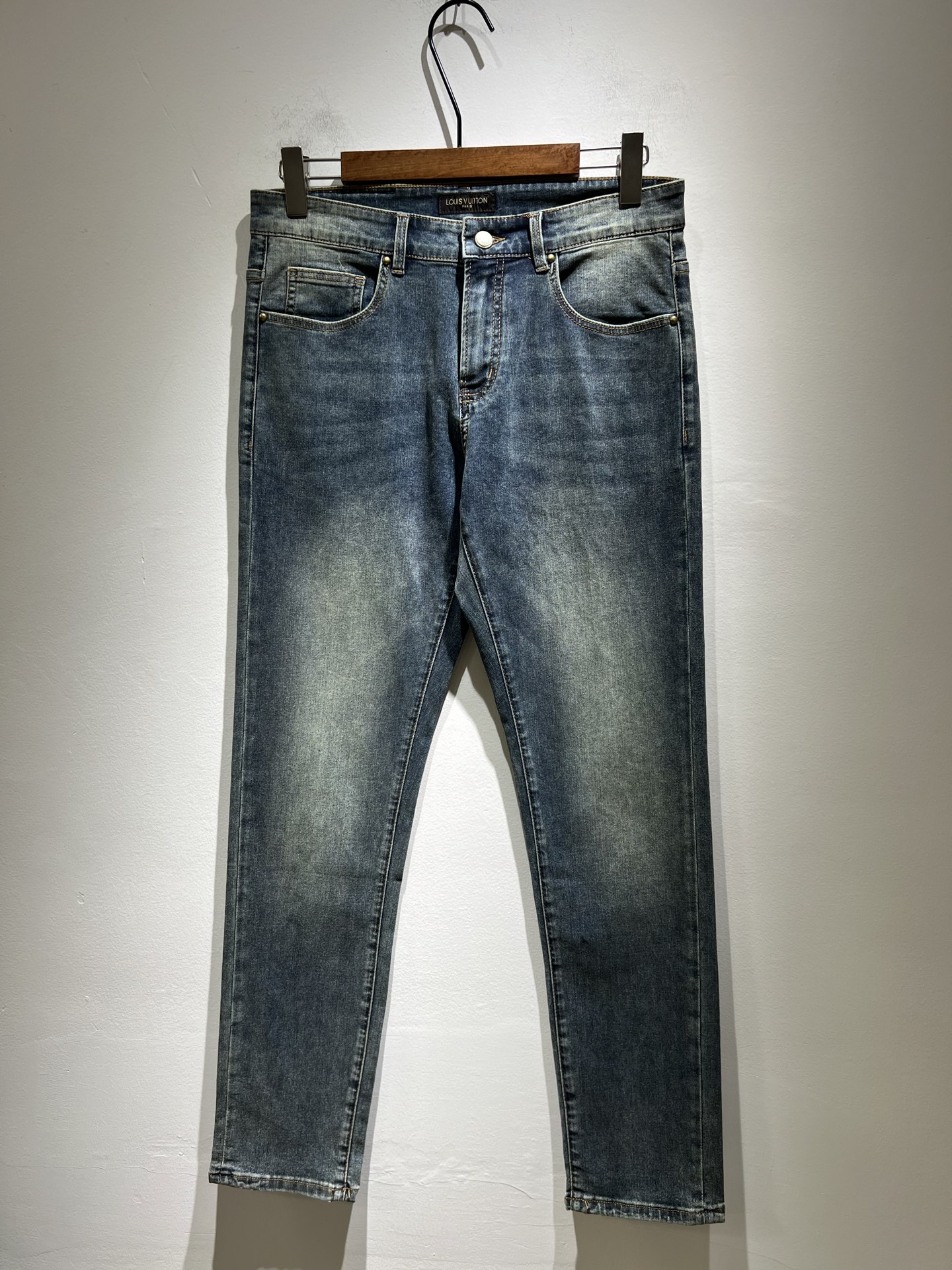 NO:161006,Louis Vuitto*Louis*Deng 2025 Spring and Summer New Men's Classic Washed Small Straight Jeans. Excellent upper body performance, a versatile choice, and a great value-for-money sharing!  !  As a classic combination of simple elements for boys, the design logo pattern is modified!  The classic jeans series of Louis on the road is a legendary item in the industry and a lasting item. Many men with senior economic strength are guests of the Louis family. Countless bigwigs have performed this sentence. This is even circulated in the fashion circle. It is made of top denim jeans. After high-end washing process, it is of great grade and luxury. Nameplate waist brand hardware logo auxiliary material design!  The fabric is excellent and comfortable on the upper body, giving people a full of trendy and fashionable atmosphere, interpreting luxury and trend to the extreme. The classic, exquisite and precise straight-tube cutting design, and the thickness can be even better across all seasons!  Size 29-40, louis vuitton,louis vuitton,alexander wang19860909Louis Vuitto*路易*登2025春夏新款男士经典水洗小直筒牛仔长裤.绝佳的上身性能,百搭之选,超值性价比分享！！作为男生简约元素经典搭配,设计logo图案修饰！路遇路易经典仔裤系列,这个一直是业内的传奇单品,也是经久不衰的单品,很多具有资深经济实力的男人都是路易家族的座上客,无数的大佬都曾演绎过,时尚圈更是流传这么一句话,顶级丹宁牛仔面料打造而成,经高端水洗工艺处理后,极具档次与奢华感.铭牌腰牌五金logo辅料设计！面料极好上身舒适,给人满满的潮流时髦气息,将奢华与潮流感演绎到了极致,经典精湛精准的直筒版型裁剪设计,厚度更是能横跨四季必入好款！ 尺码29-40,,louis vuitton,louis vuitton,alexander wang,Men's clothing