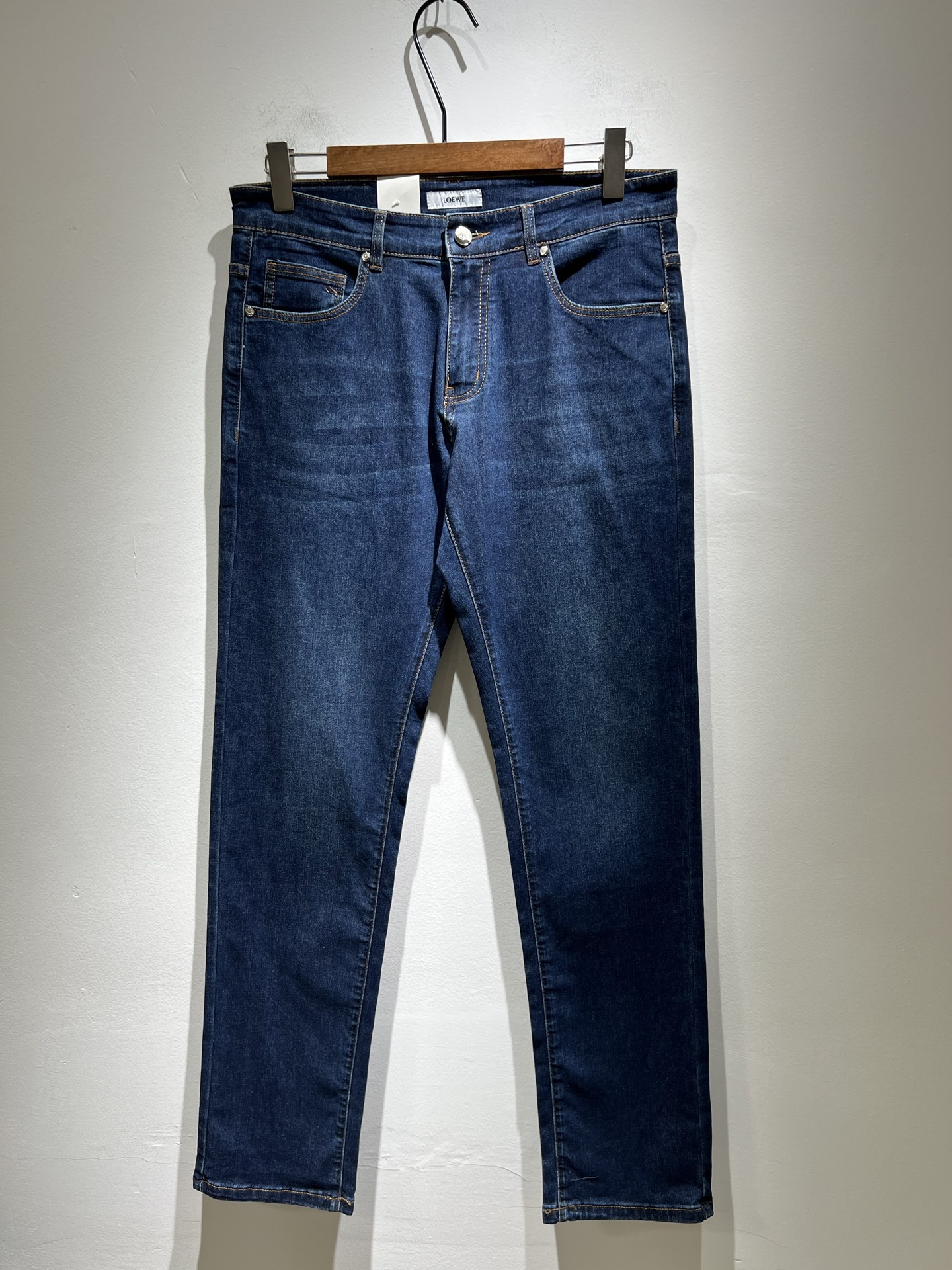 NO:161009,LO*WE/Luo*We 2025 spring and summer new men's fashion high-end casual pants, Hong Kong foreign business channel products, original Japanese products, pure blood quality, perfectly continues the essence and genes of LOE*'s home. From the main fabric to the detailed craftsmanship, all show the ingenuity of quality, use multiple brand elements to interpret, and choose precious cowhide material to build a logo waist brand leather design!  Identity manifestation that belongs to the soul!  Customer-supplied high-end imported pure cotton fabrics, very high-end and fashionable detailed craftsmanship, red ear cloth is completed by a specific antique loom. This element represents the identity and rank of jeans, which is very worthy of careful appreciation!  In terms of matching, it is invincible and explains the versatility in place, with ingenious details and exquisite accessories. The auxiliary materials are all provided by foreign merchants. They are tailored and slim, and the upper body is lifted with an excellent effect. They are a styling item that is hard to come by!  Size 30 -40, loewe, jeans, cowhide, alexander wang19860909LO*WE/罗*威2025春夏新品男士时装款高端休闲裤,香港洋行渠道货,日本原厂出品,纯血统品质,完美延续了LOE*家的精髓与基因,从主体面料到细节工艺,无不彰显出品质的匠心所在,运用多个品牌元素标识来诠释,选取矜贵的牛皮材质构建logo腰牌皮革设计！属于灵魂式的身份彰显！客供高级进口的纯棉面料,非常高级且时髦的细节工艺,赤耳布是由特定古董织布机完成,此元素代表着牛仔裤的身份及段位,非常值得细品悦人！在搭配上所向无敌,把百搭阐释到位,细节匠心考究,辅料皆为外商客供,剪裁合体修身,上身提臀效果绝佳,可遇而不可求的造型单品！尺码30 -40,,loewe,jeans,cowhide,alexander wang,Men's clothing