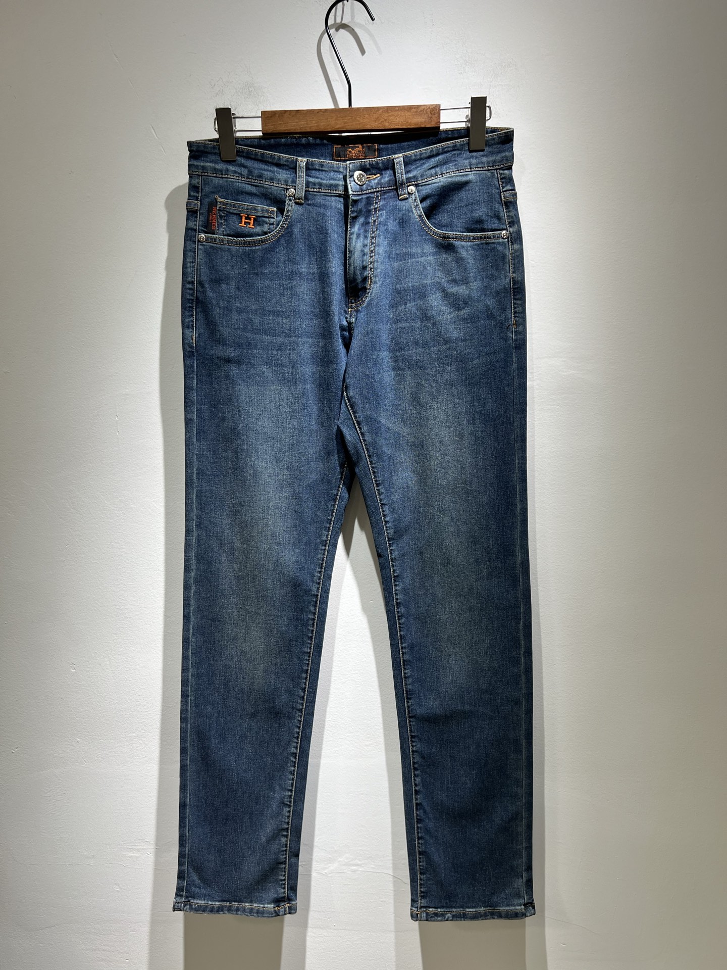 NO:160997,HERM*S AXS 2025 Early Spring Men's High-end Tanning Washed Small Straight Jeans Overseas Trading Company Channel Order!  Men's slim straight jeans!  Shanghai Henglong store is on sale!  It is high-end, simple, and has exquisite craftsmanship and materials. It is very rigorous and demanding in pursuit of quality. It uses every detail to prove its brand image!  The typical essence of H's home, with a very representative logo design!  The brand image of H's home is perfectly explained, and the signature leather brand is also quite amazing. It has built a brand LOGO, and the fabric has been perfectly transformed and sublimated. It has a heavy environmentally friendly plant enzyme washing process. The texture has a unique retro style and is quite outstanding. It is recognized as a universal and versatile color number and can withstand the test of any season.  Well-tailed, clean, refreshing and neat!  Size 29-40, hermes, jeans, alexander wang19860909HERM*S爱*仕 2025早春男士高端丹宁水洗小直筒牛仔裤 海外贸易公司渠道订单 ！男士修身直筒牛仔裤！上海恒隆店在售！高级、简约,工艺和用料方面都颇为考究,对于品质的追求非常严谨和苛刻,用每一个细节来力证自身品牌形象！H家的典型精髓,极具代表性标志logo腰牌设计！将H家的品牌形象完美阐释出来,招牌式的皮牌亦颇为惊艳,构建出品牌LOGO,面料得到完美蜕变和升华,重磅环保植物酵素水洗工艺,肌理有着独特的复古风格,相当出彩,公认的万能百搭色号,经得住任何季节的考验配色！剪裁精良,干净清爽且利落！尺码29-40,,hermes,jeans,alexander wang,Men's clothing