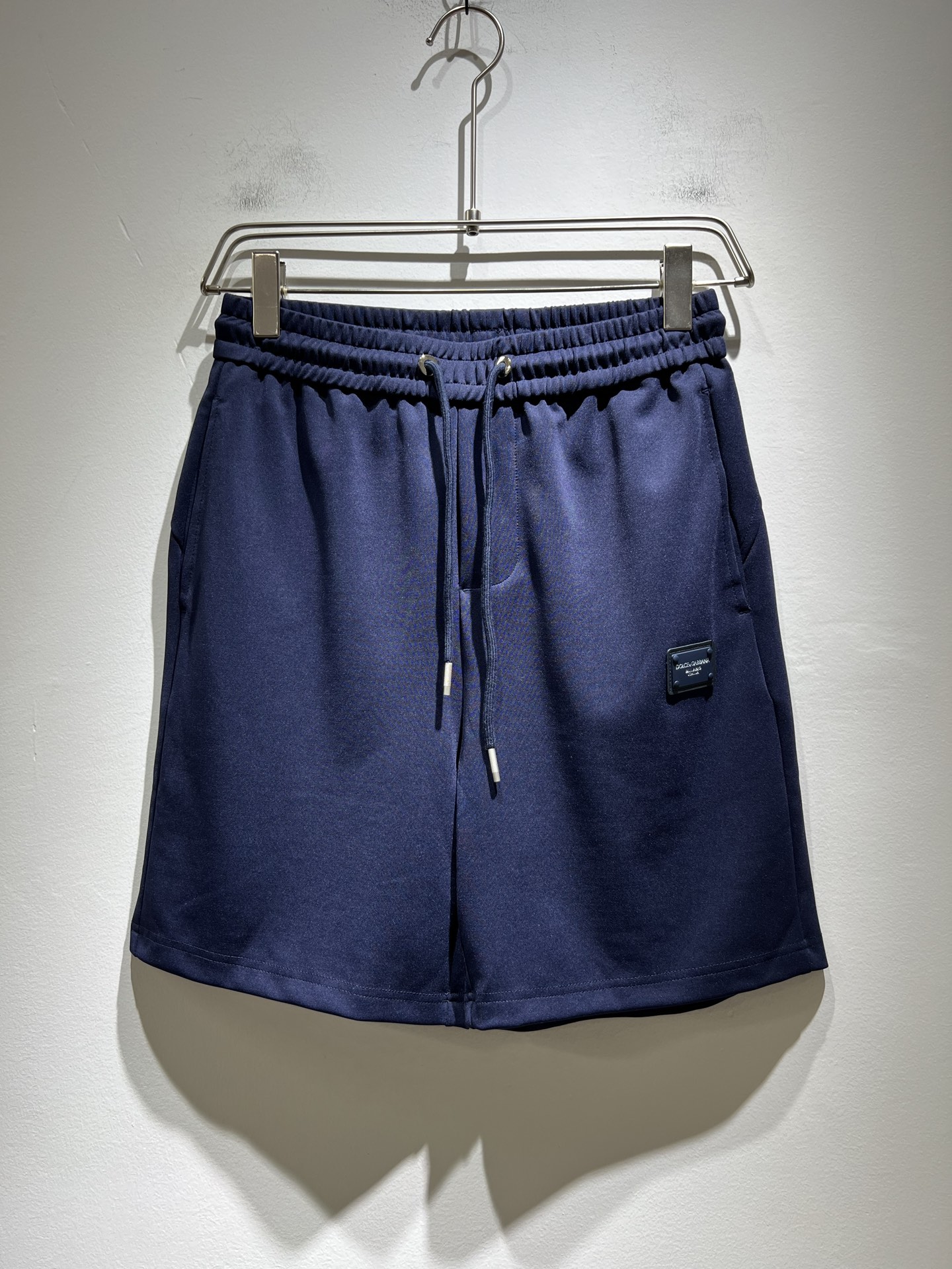 NO:161015,Dolce&Gabba*a Spring and summer new styles of men and women's casual pants and shorts, available at the same time in the counter!  Customized exclusive fabrics, back logo glue design!  Simple and generous, calm and versatile, extremely high-end, perfectly integrated with fashion and style, a top fashionable style that perfectly suits the outside wear!  The overall feeling is natural!  Extremely classic versatile casual pants, customized original cotton fabric!  The ultimate perfection of heavy industry!  Fans who pursue high quality are please buy them by themselves, and all fans who know the goods are invited to appreciate this model together!  !  Size M-3XL, Dolce & Gabbana, Dolce & Gabbana, shorts, alexander wang19860909Dolce&Gabba*a 杜嘉*纳春夏新款男女同款休闲裤短裤,专柜同步发售！定制专属面料,后幅logo压胶设计！简约大方,从容百搭,档次极高,完美融入时尚还有风情感一款完美符合外穿的顶尖时髦气质款！整体给人浑然天成的感觉！极致经典的百搭型休闲裤,定制原版纯棉面料！极致的重工极致的完美！追求高品质的粉丝们请自行抢购,诚邀所有识货的粉丝一同鉴赏此款！！尺码M-3XL,,Dolce&Gabbana,Dolce&Gabbana,shorts,alexander wang,Men's clothing