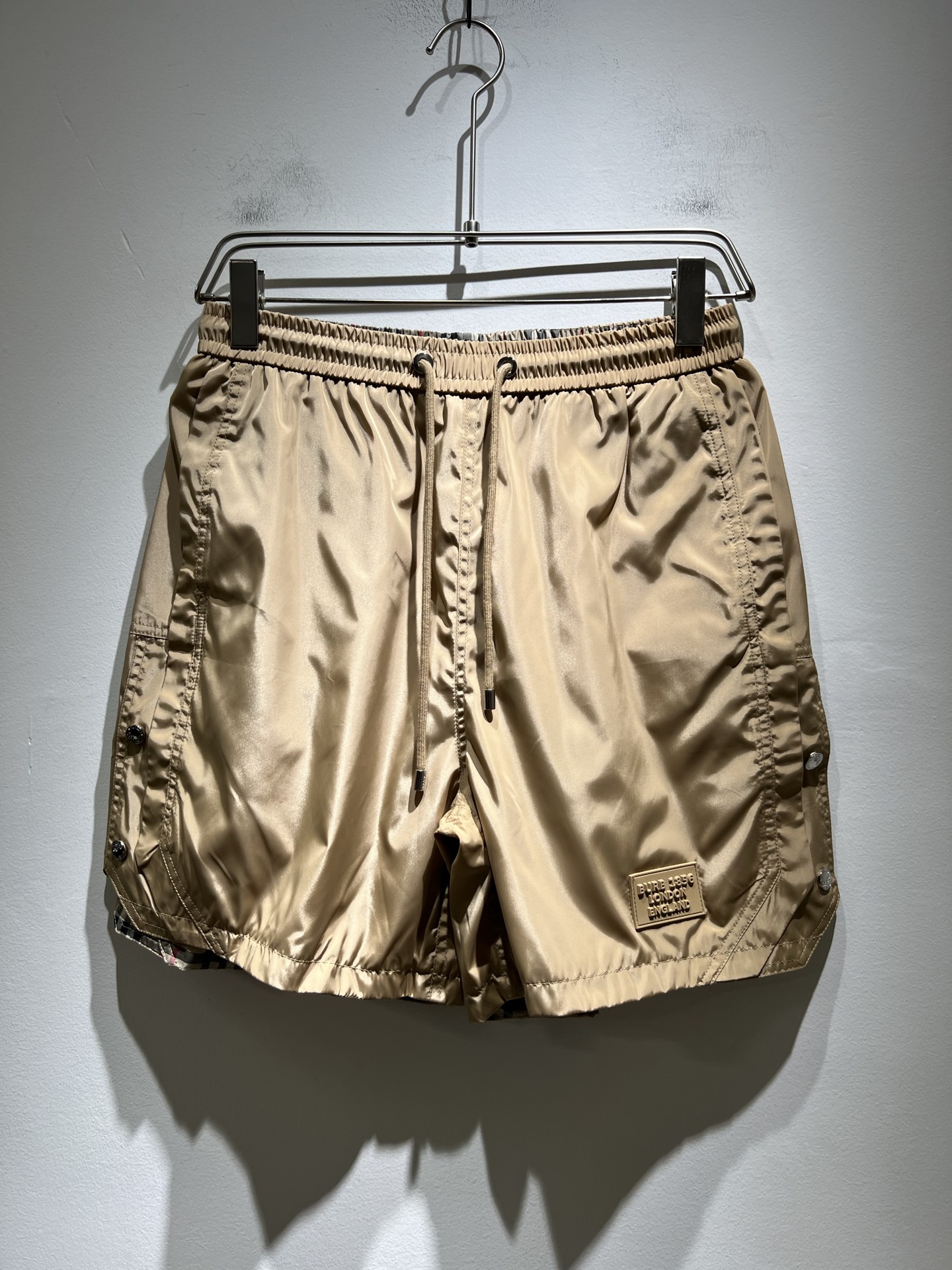 NO:161012,BURBER*Y Ba*li 2025 spring and summer new casual versatile men and women's same casual shorts!  Trading companies have sparse channels and are released on the official website at the same time!  Pants legs logo logo design!  This T-shirt is made of imported polyester fiber material. The materials used by B are still unscrupulous. It is very suitable for wearing in summer. It is skin-friendly and breathable, giving you the most comfortable and comfortable wearing experience!  Very textured and breathable, with a loose basic style cut, perfect for daily casual wear, so hurry up and buy it!  Size M-3XL, Burberry, shorts, tees, t-shirt, alexander wang19860909BURBER*Y巴*莉 2025春夏新款休闲百搭男女同款休闲短裤！贸易公司渠道稀出,同步官网发售！裤腿标识logo图案设计！此款T恤衫甄选客供进口聚酯纤维材质制作而成,B家的用料上依然是无法挑剔的,非常适合夏日里穿着,亲肤透气、给你最极致舒爽的穿着体验！ 非常有质感透气,基础宽松版型裁剪,日常休闲着穿的完美之选,还不赶紧入手！尺码M-3XL,,burberry,shorts,tees，t-shirt,alexander wang,Men's clothing