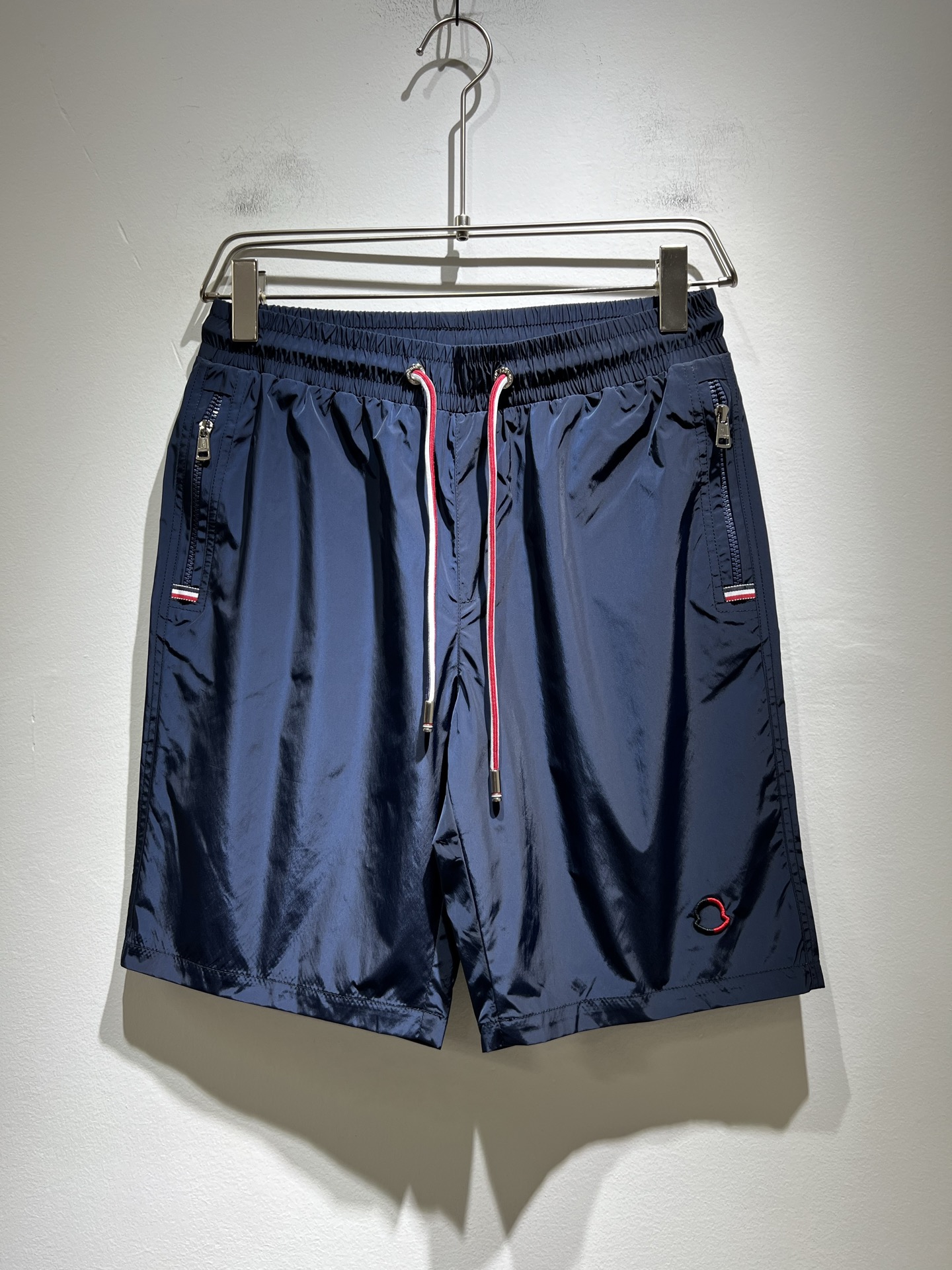 NO:161018,Moncler Mengjia 2025 Spring and Summer Men and Women Couple Style Latest Trade Order Casual Shorts!  Full quality!  !  Internet celebrity style!  The trouser legs are embroidered with logo!  The upper body is comfortable and breathable, not stiff, and the overall body has a rich three-dimensional feeling. Quality export orders, customized exclusive polyester fiber fabric tailoring to meet the simple needs of commuters for dressing. The upper body is very effective, it looks slim and does not picky about the figure. The fabric workmanship... Improper, customized original hardware auxiliary material design!  Only with good craftsmanship and good fabrics can you wear a good taste, a must-have item for everyone!  Size M-3XL, christian louboutin, shorts, alexander wang19860909Moncler蒙家 2025春夏男女同款情侣款最新的贸易订单休闲短裤！全品相！！网红款！裤腿采用logo刺绣设计！上身舒适透气,不僵硬,整体有着丰富的立体感,品质出口订单,定制专属聚酯纤维面料剪裁,满足通勤人们对于着装的简约需求,上身效果很好,显瘦,不挑剔身材.面料做工....无可挑剔,定制原版五金辅料设计！好工艺好面料才能穿出好品味一款,人手必备单品！尺码M-3XL,,christian louboutin,shorts,alexander wang,Men's clothing