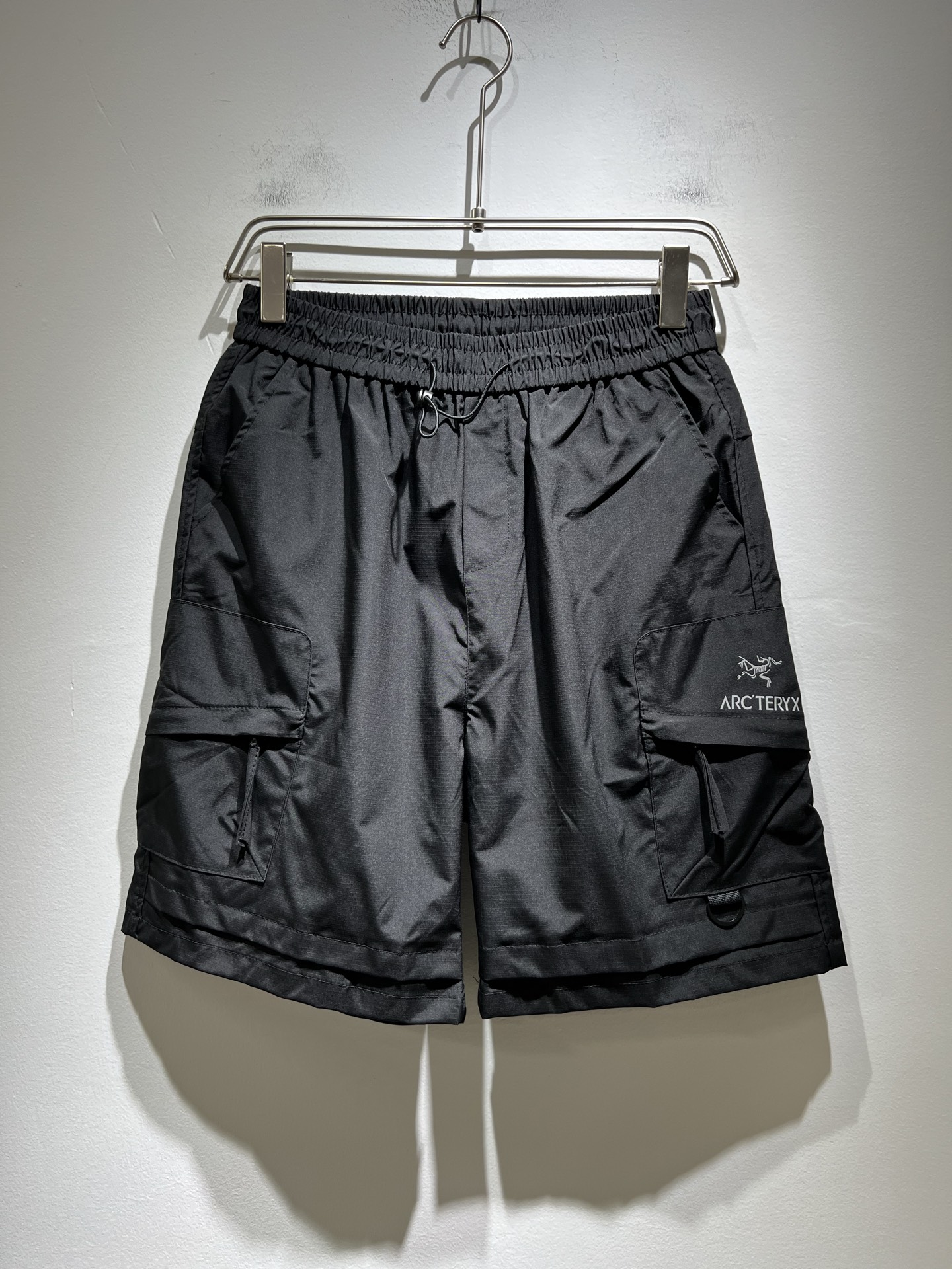 NO:161021,ARCTER*X Original Archaeological Bird 2025 spring and summer new casual sports style casual shorts, outdoor brands may first think of Canadian goose and Archaeological Bird. It gives people a feeling of trying out the label!  In addition to having great attainments in style design, the most obvious or best-known one should be to have deeper and unique insights and attainments in fabrics. Through continuous structural research and problem-solving, the trouser leg printing logo pattern design!  With unique research on fabrics, these alone are enough to support it to become the first new logo brand image in the clothing manufacturing industry. This model uses a fine blended fabric, which feels smooth and soft, and has both natural beauty and comfort. The large body style is cut cleanly and clean, and the fabric shows a different hazy structural beauty. It is made of exclusive mold customization. The fabric and its technology tests workers, can be smooth and smooth without wrinkles. The trouser legs are simple printed logo pattern design!  It really tests the handmade work of every master!  Make the overall clean and neat, without leaving a trace of thread. Nowadays, men who pursue life are more refined in life, size M-4XL, arc'teryx, shorts, alexander wang19860909ARCTER*X始*祖鸟 2025春夏新款休闲运动风格休闲短裤裤,户外品牌可能大家第一想到的就是加拿大鹅、始祖鸟.给人一种标签试的感觉！除了在款式设计上颇有造诣之外,最明显或者说最为拿手的,应该就是在面料上的拥有更深独特见解跟造诣了.通过不断地结构研究和问题处理,裤腿印花logo图案设计！在以面料独特研究为特征,仅凭这些就已经足以支撑其成为服装制造行业中,首屈可数的新标志品牌形象.此款采用精工混纺面料,手感细滑柔软,同时兼具自然美感跟舒适度.大身上版型裁剪简洁干净,面料上显现出了不一样朦胧的结构性美感来.独家开模定制而成,面料及其考验工人的技术,能做到平整服帖又不起皱,裤腿简单印花logo图案设计！真的是很考验每位师傅的手工制作！使得整体干净利索,不留一丝线头.现在对于生活有所追求的男性也在生活中更为精致,尺码M-4XL,arc'teryx,shorts,alexander wang,Men's clothing