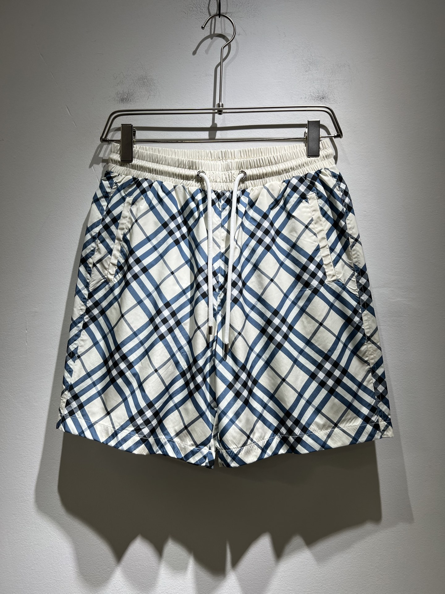 NO:161024,BURBER*Y Ba*li 2025 spring and summer new casual versatile men and women's same casual shorts!  Trading companies have sparse channels and are released on the official website at the same time!  Plaid logo pattern design!  This T-shirt is made of imported polyester fiber material. The materials used by B are still unscrupulous. It is very suitable for wearing in summer. It is skin-friendly and breathable, giving you the most comfortable and comfortable wearing experience!  Very textured and breathable, with a loose basic style cut, perfect for daily casual wear, so hurry up and buy it!  Size M-3XL, Burberry, shorts, tees, t-shirt, alexander wang19860909BURBER*Y巴*莉 2025春夏新款休闲百搭男女同款休闲短裤！贸易公司渠道稀出,同步官网发售！格子标识图案设计！此款T恤衫甄选客供进口聚酯纤维材质制作而成,B家的用料上依然是无法挑剔的,非常适合夏日里穿着,亲肤透气、给你最极致舒爽的穿着体验！ 非常有质感透气,基础宽松版型裁剪,日常休闲着穿的完美之选,还不赶紧入手！尺码M-3XL,,burberry,shorts,tees，t-shirt,alexander wang,Men's clothing