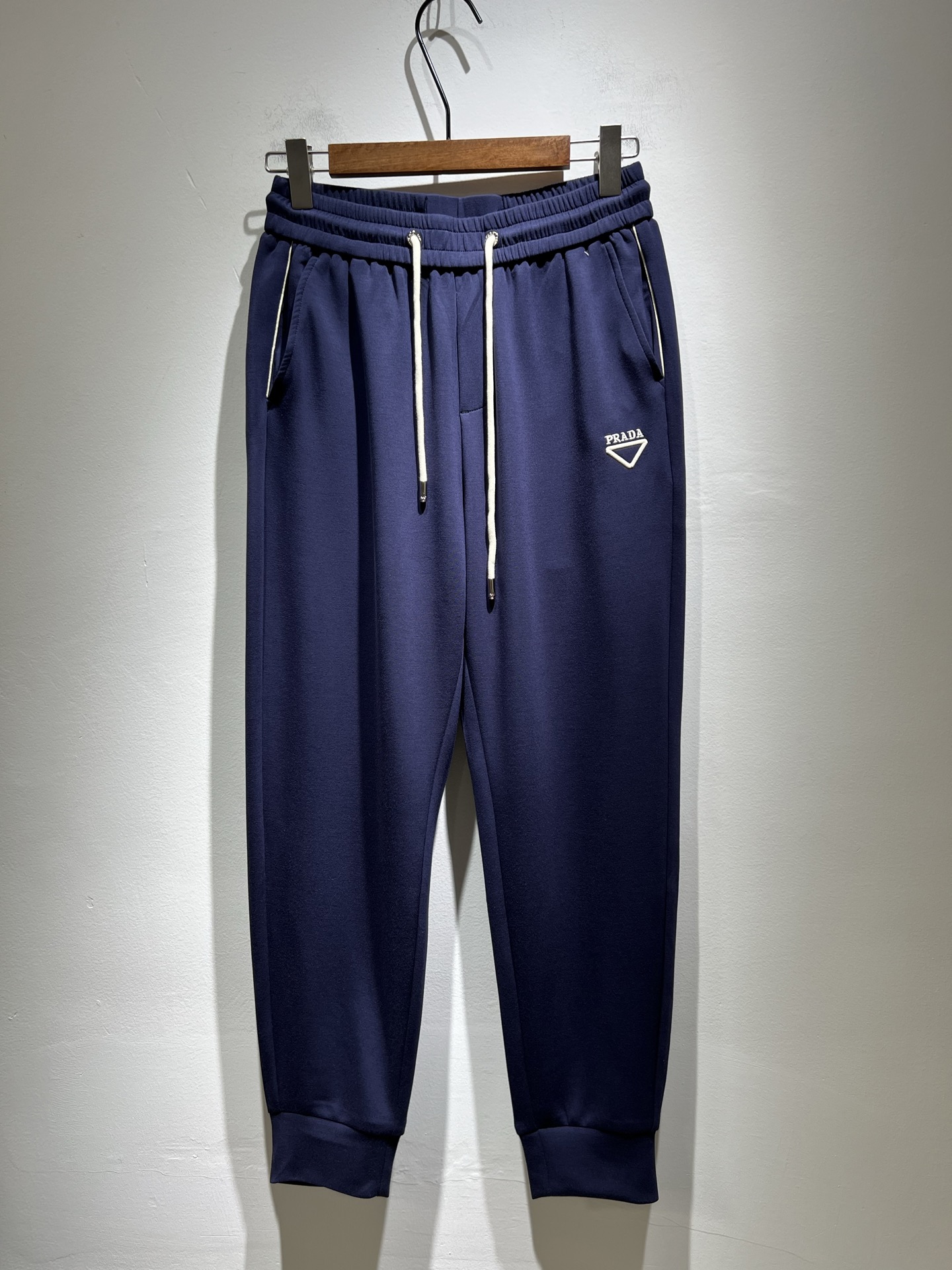 NO:161023,PRA*DA Pu*da 2025 spring and summer new men's casual pants, high-end quality choice... A versatile pants that combine casual pants is also an indispensable matching tool in men's wardrobe. It is a classic style with practical wear!  The design style of the whole casual pants is simple and fashionable, which is very consistent with the low-luxury style setting, has excellent skin-friendly value, is easy to wear, and is full of detail!  Customized front and rear logo pattern embroidery design!  The fabric is comfortable, soft and delicate, with a good vertical feel, and looks very textured, and has a full high-end charm. The first-class and exquisite style cutting, the line is delicate, smooth and neat, and the casual and casual pants look good no matter how you match it. If you like it, buy it now. Good products are not waiting for anyone!  Size M-3XL, prada, alexander wang19860909PRA*DA普*达 2025春夏新款男士休闲裤,高端品质之选……一款休闲裤兼备的百搭裤装,也是男士衣橱里不可缺少的搭配神器,属于实穿型的经典款式！整条休闲裤的设计风格简洁时尚,非常符合低奢的风格设定,亲肤值优越,穿着方便,细节感十足！定制前后logo图案刺绣设计！面料舒服,手感柔软细腻,有着很好的垂直感,看上去非常有质感,细品高级韵味十足.一流精湛的版型裁剪,走线细致平顺工整,休闲随意怎么搭配都好看的裤装,喜欢的赶紧入手吧,好货可不等人！尺码M-3XL,,prada,alexander wang,Men's clothing