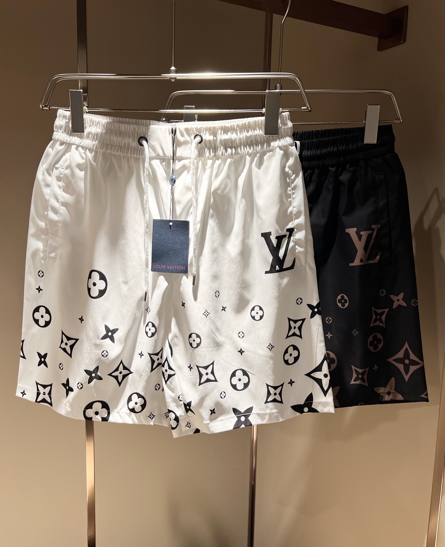 NO:162210,Louis Vuit*on Louis*den 2025 Spring and Summer Men and Women's Logo Casual Shorts, 2025 New Men and Women's Casual Shorts are launched, and it is another masterpiece that makes people shine!  Theme concept of the road * Vuitton, panoramic logo pattern printing decoration!  You can immediately feel its uniqueness when worn on the body, with a strong brand style and a relaxed look that will make you the highlight of the public!  Just because I was planted at a glance, I had to use materials, handicrafts, design and other production processes to the extreme, and imported polyester fiber fabrics!  The texture of this model is quite touching, the specifications and grades are known at the tentacles. The delicateness and breathability are top-notch. It instantly kills all versions in the industry. The versatile and elegant style is popular all over the world as soon as it was released. Hollywood big names and celebrities and internet celebrities are all taking the lead in buying it. I recommend it by myself. I must buy a shorts for men and women this summer!  Size M-4XL, louis vuitton,louis vuitton,shorts,alexander wang19860909Louis Vuit*on路易*登 2025春夏男女同款logo休闲短裤,2025新款男女同款休闲短裤上线了,又是一件让人眼前一亮的佳作！主题概念的路*威登,全景logo图案印花修饰！穿上身马上就能感受到它的与众不同,品牌风格浓烈,轻松的能让你变成大众亮点！只因为一眼就被种草,喜欢就要任性用料、手工、 设计等各方面的制作工序都是做到了极致,百分百进口聚酯纤维的面料！此款的质感相当感人 触手便知规格档次 细腻程度与透气效果堪称顶级 秒杀业内一切版本的存在.百搭的气质款,一发布就火爆全球,好莱坞大咖 明星大V网红都纷纷抢先入手,自留墙裂推荐,今年夏天必入的一款短裤男女同款！ 尺码M-4XL,,louis vuitton,louis vuitton,shorts,alexander wang,Men's clothing