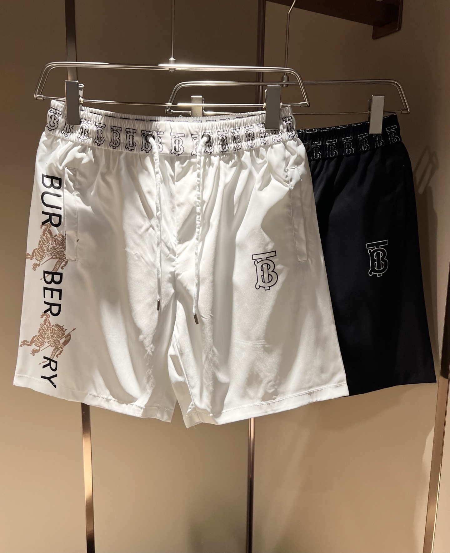 NO:162213,BURBER*Y Ba*li 2025 spring and summer new casual versatile men and women's same casual shorts!  Trading companies have sparse channels and are released on the official website at the same time!  Plaid logo pattern design!  This T-shirt is made of imported polyester fiber material. The materials used by B are still unscrupulous. It is very suitable for wearing in summer. It is skin-friendly and breathable, giving you the most comfortable and comfortable wearing experience!  Very textured and breathable, with a loose basic style cut, perfect for daily casual wear, so hurry up and buy it!  Size M-4XL, Burberry, shorts, tees, t-shirt, alexander wang19860909BURBER*Y巴*莉 2025春夏新款休闲百搭男女同款休闲短裤！贸易公司渠道稀出,同步官网发售！格子标识图案设计！此款T恤衫甄选客供进口聚酯纤维材质制作而成,B家的用料上依然是无法挑剔的,非常适合夏日里穿着,亲肤透气、给你最极致舒爽的穿着体验！ 非常有质感透气,基础宽松版型裁剪,日常休闲着穿的完美之选,还不赶紧入手！尺码M-4XL,,burberry,shorts,tees，t-shirt,alexander wang,Men's clothing