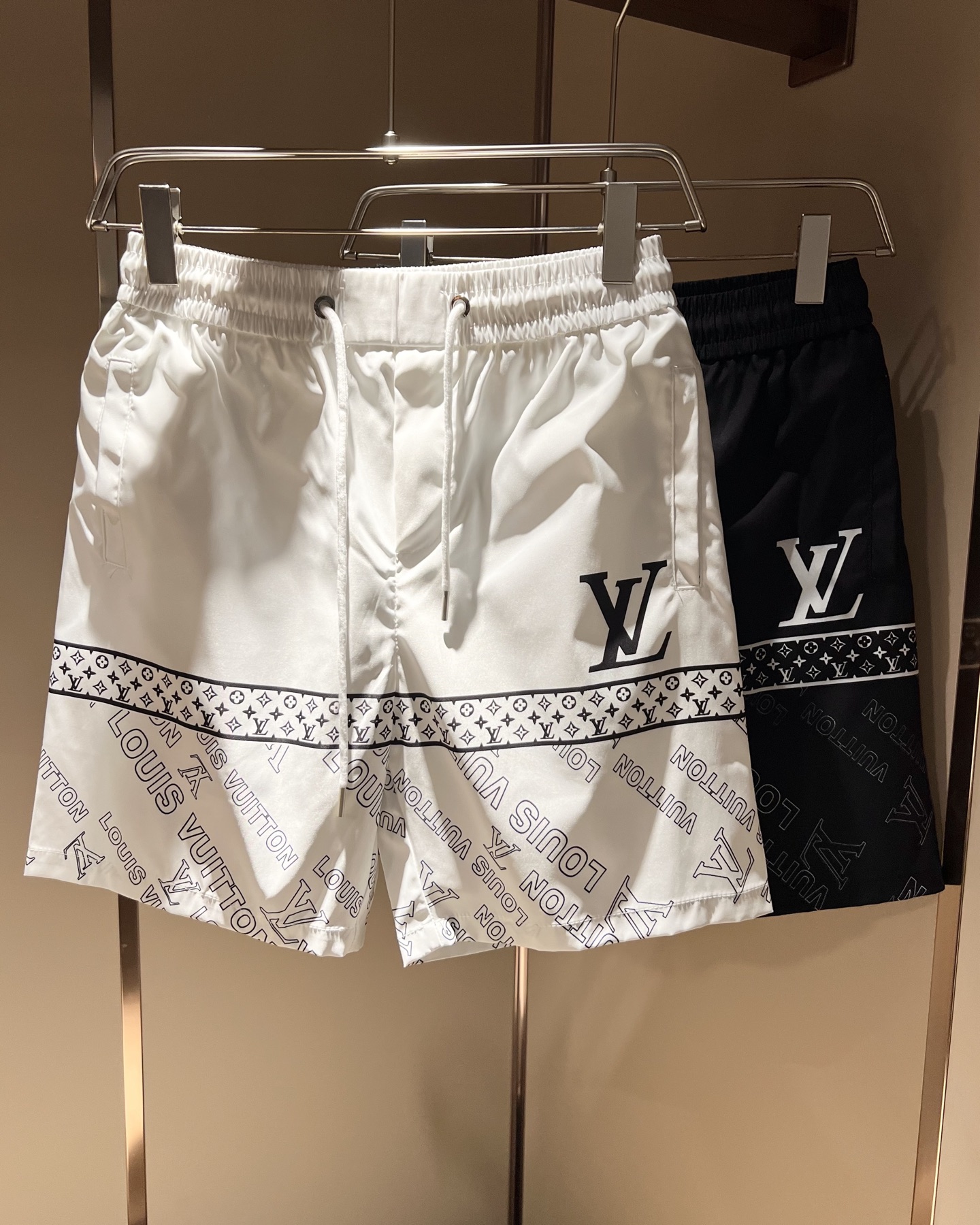 NO:161017,Louis Vuit*on Louis*den 2025 Spring and Summer Men and Women's Logo Casual Shorts, 2025 New Men and Women's Casual Shorts are launched, and it is another masterpiece that makes people shine!  Theme concept of the road * Vuitton, panoramic logo pattern printing decoration!  You can immediately feel its uniqueness when worn on the body, with a strong brand style and a relaxed look that will make you the highlight of the public!  Just because I was planted at a glance, I had to use materials, handicrafts, design and other production processes to the extreme, and imported polyester fiber fabrics!  The texture of this model is quite touching, the specifications and grades are known at the tentacles. The delicateness and breathability are top-notch. It instantly kills all versions in the industry. The versatile and elegant style is popular all over the world as soon as it was released. Hollywood big names and celebrities and internet celebrities are all taking the lead in buying it. I recommend it by myself. I must buy a shorts for men and women this summer!  Size M-4XL, louis vuitton,louis vuitton,shorts,alexander wang19860909Louis Vuit*on路易*登 2025春夏男女同款logo休闲短裤,2025新款男女同款休闲短裤上线了,又是一件让人眼前一亮的佳作！主题概念的路*威登,全景logo图案印花修饰！穿上身马上就能感受到它的与众不同,品牌风格浓烈,轻松的能让你变成大众亮点！只因为一眼就被种草,喜欢就要任性用料、手工、 设计等各方面的制作工序都是做到了极致,百分百进口聚酯纤维的面料！此款的质感相当感人 触手便知规格档次 细腻程度与透气效果堪称顶级 秒杀业内一切版本的存在.百搭的气质款,一发布就火爆全球,好莱坞大咖 明星大V网红都纷纷抢先入手,自留墙裂推荐,今年夏天必入的一款短裤男女同款！ 尺码M-4XL,,louis vuitton,louis vuitton,shorts,alexander wang,Men's clothing