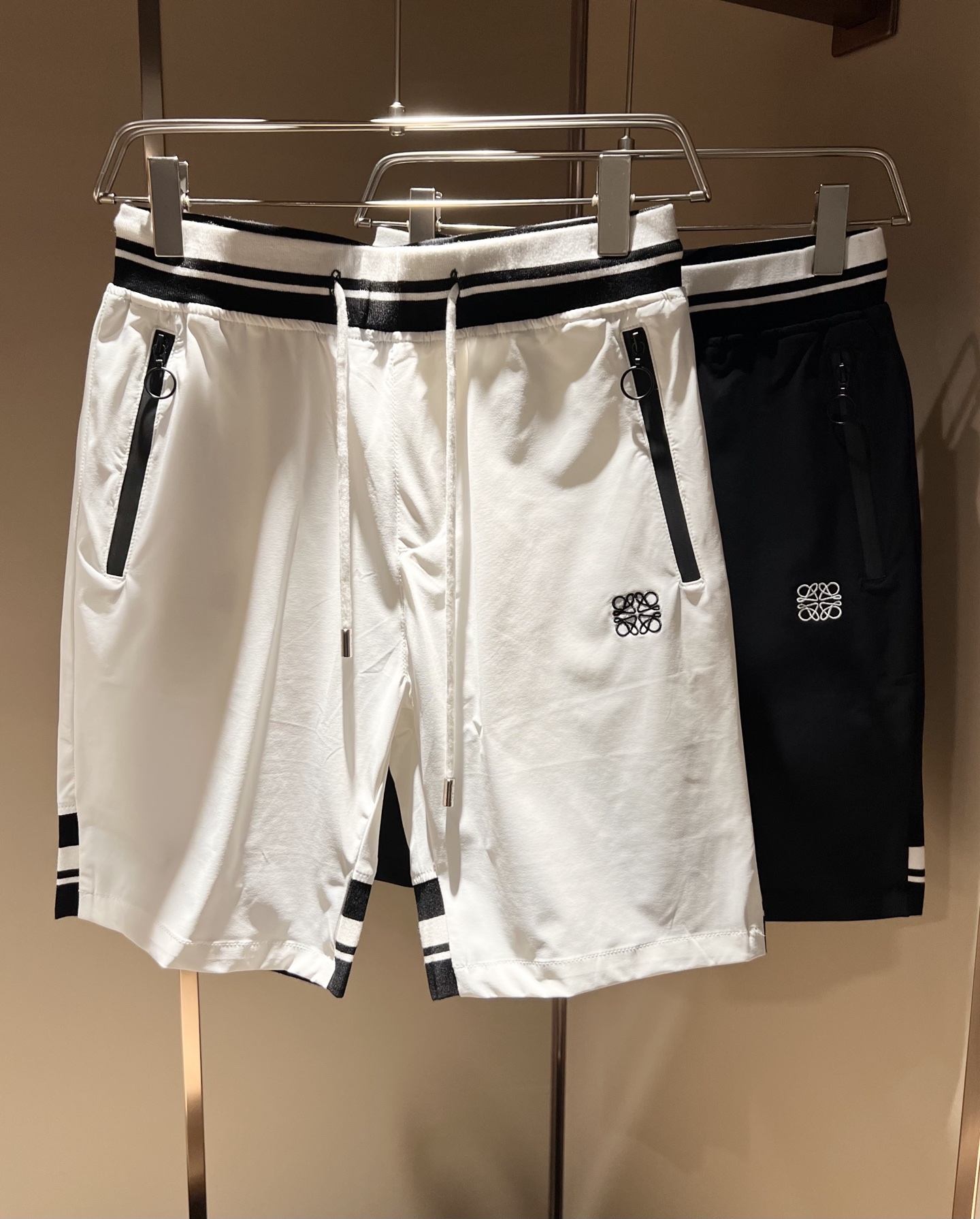 NO:161008,LOE*WE Luo*We Spring and summer new casual shorts for men and women, original Italian order channel, very personalized and high-end style, logo embroidery craft design!  Created with loose and wide style, couples' pure cotton casual shorts!  !  Customized original gram cotton fabric!  The latest fashion trends and popular products are here, and it is another simple and high-end fashion item. It is a fashion product with very high-end outfit charm. It is a must-have item for fashion trends!  Original Italian manufacturer channels, special-level orders, and released at the same time as Hong Kong, Macao and Taiwan buyers. This model is also the latest popular product of Luo Yiweijia this year and the most classic product. Its specifications and grades are beyond doubt!  !  Simple and high-end style items, it goes without saying that this style naturally has a fresh and natural feeling, demonstrating the charm and high-end feeling of the brand. The texture of this style is very in place, and the heavy and brilliant skin-friendly level that can be seen with your hands is even better, and it is a complete enjoyment of wearing!  !  Size: M-3XL, loewe, loewe, shorts, alexander wang19860909LOE*WE罗*威 春夏新款男女同款休闲短裤,意大利原厂订单渠道,极具个性高级风,标志logo刺绣工艺设计！宽松阔版型打造,情侣款纯棉休闲短裤！！定制原版克纯棉面料！最新时尚潮流人气产物驾到,又是一款简约高级的时尚单品,穿搭魅力十分高级不俗的时尚产物 ,时尚潮流必备单品！意大利原厂渠道,特供级别订单,同步港澳台买手店发布,此款也是罗意威家今年的最新人气产物,也是最经典的产物,其规格跟档次更是毋庸置疑！！ 简约高级的款式单品,言而喻此款自然具备那种清新自然的感觉,彰显品牌魅力与高级感,此款的质感十分的到位,用手可以感知的重磅跟出彩亲肤程度更是上佳,十足的穿着享受！！尺码:M-3XL,,loewe,loewe,shorts,alexander wang,Men's clothing