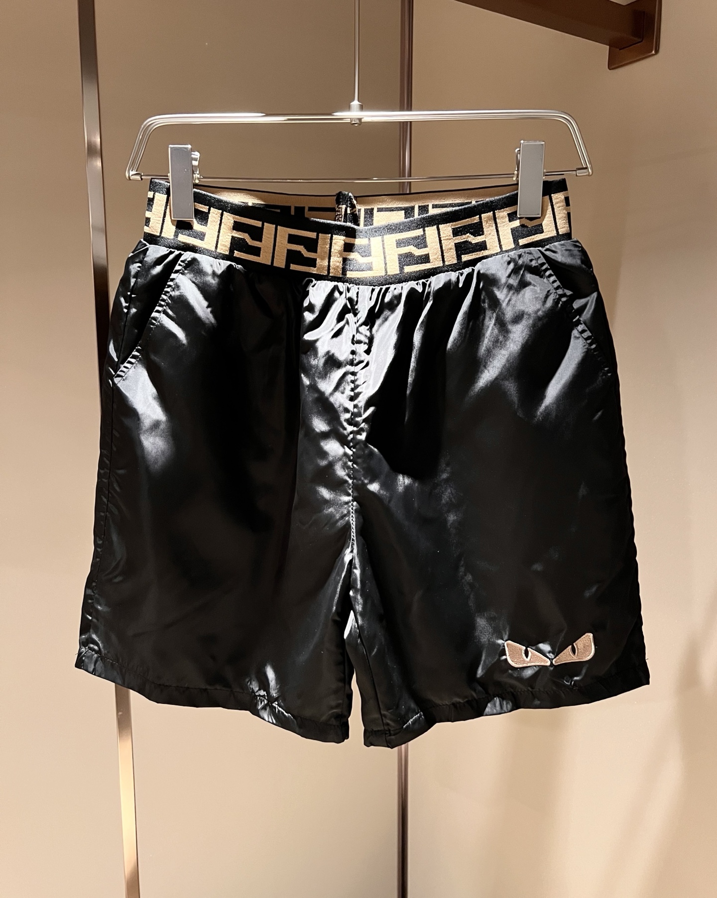 NO:161014,FEN*DI FEN*DI 2025 spring and summer new classic casual versatile casual shorts, trading company channel orders, FD versatile casual pants, trendy design among big brands, original exclusive pure cotton material for customer supply!  It has a wide feeling and will not soften and have a texture!  The wiring is neat and delicate, custom drawstrings at the waist, and trouser legs logo embroidery design!  It is the most fashionable to wear any top, the first choice for autumn and winter wardrobe, and one of the must-have brands in fashion trendsetter wardrobe!  Very brand recognition!  And the creation of bright devil eyes is very eye-catching!  The drawstring design is very user-friendly, and the overall versatile and beautiful!  Size M-3XL, fendi, shorts, alexander wang19860909FEN*DI芬*迪 2025春夏新款经典休闲百搭休闲短裤,贸易公司渠道订单,FD百搭休闲裤,大牌中的潮流设计,客供原版专属纯棉材质！自带挺阔感不会软塌有质感！走线工整细腻,腰部定制抽绳,裤腿logo刺绣设计！随意搭任何上衣都是最时尚的存在,秋冬衣橱首选单品,时尚弄潮儿衣柜中必备品牌之一！非常具有品牌辨识度！且亮色恶魔眼的打造,十足吸睛！抽绳的设计非常人性化,整体百搭又好看！尺码M-3XL,,fendi,shorts,alexander wang,Men's clothing