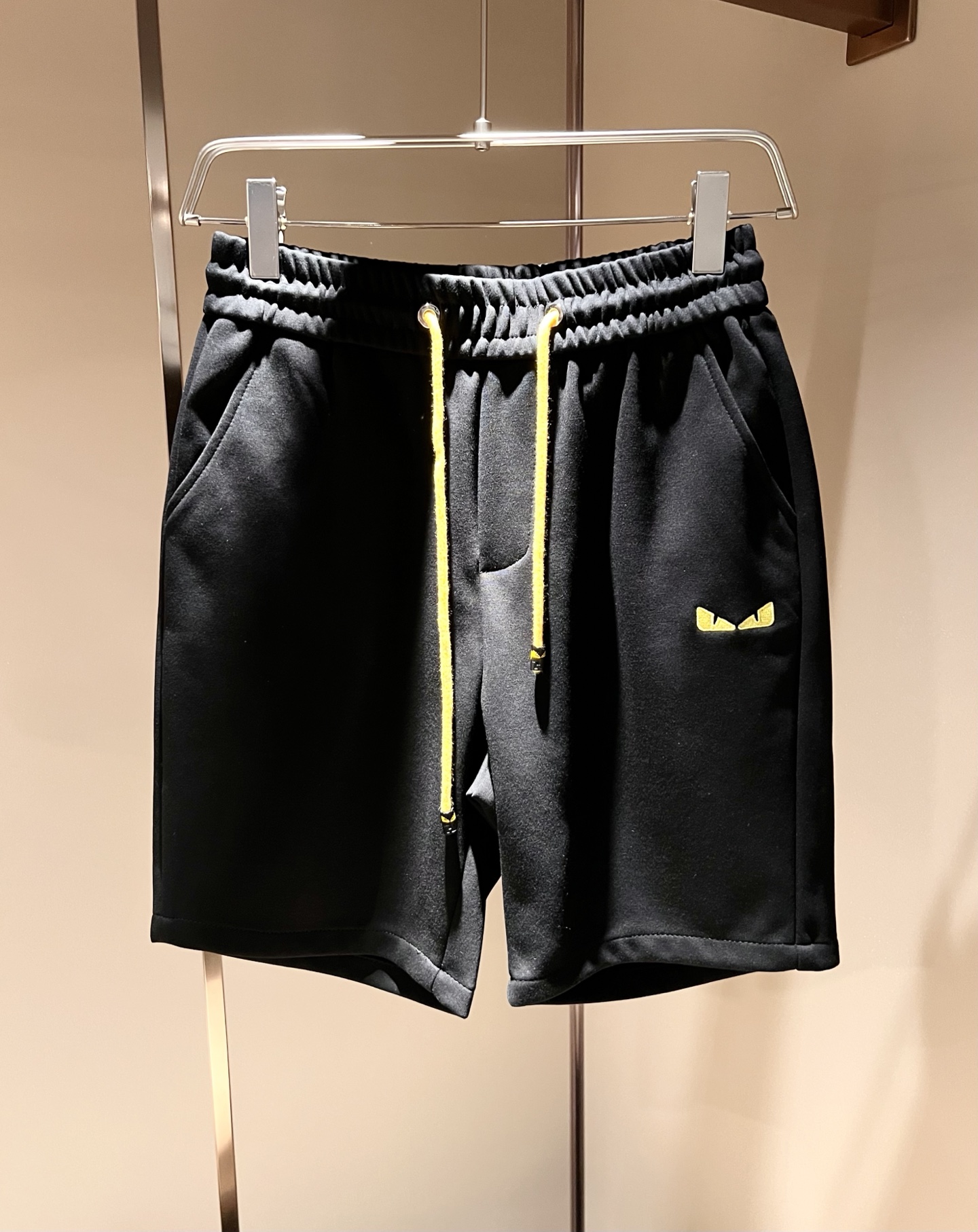 NO:161011,FEN*DI 2025 spring and summer new classic casual versatile drawstring casual shorts, trading company channel orders, FD versatile casual pants, trendy design among big brands, original exclusive pure cotton material for customer supply!  It has a wide feeling and will not soften and have a texture!  The wiring is neat and delicate, custom drawstrings at the waist, and trouser legs logo embroidery design!  It is the most fashionable to wear any top, the first choice for autumn and winter wardrobe, and one of the must-have brands in fashion trendsetter wardrobe!  Very brand recognition!  And the creation of bright devil eyes is very eye-catching!  The drawstring design is very user-friendly, and the overall versatile and beautiful!  Size M-3XL, fendi, shorts, alexander wang19860909FEN*DI芬*迪 2025春夏新款经典休闲百搭抽绳休闲短裤,贸易公司渠道订单,FD百搭休闲裤,大牌中的潮流设计,客供原版专属纯棉材质！自带挺阔感不会软塌有质感！走线工整细腻,腰部定制抽绳,裤腿logo刺绣设计！随意搭任何上衣都是最时尚的存在,秋冬衣橱首选单品,时尚弄潮儿衣柜中必备品牌之一！非常具有品牌辨识度！且亮色恶魔眼的打造,十足吸睛！抽绳的设计非常人性化,整体百搭又好看！尺码M-3XL,,fendi,shorts,alexander wang,Men's clothing