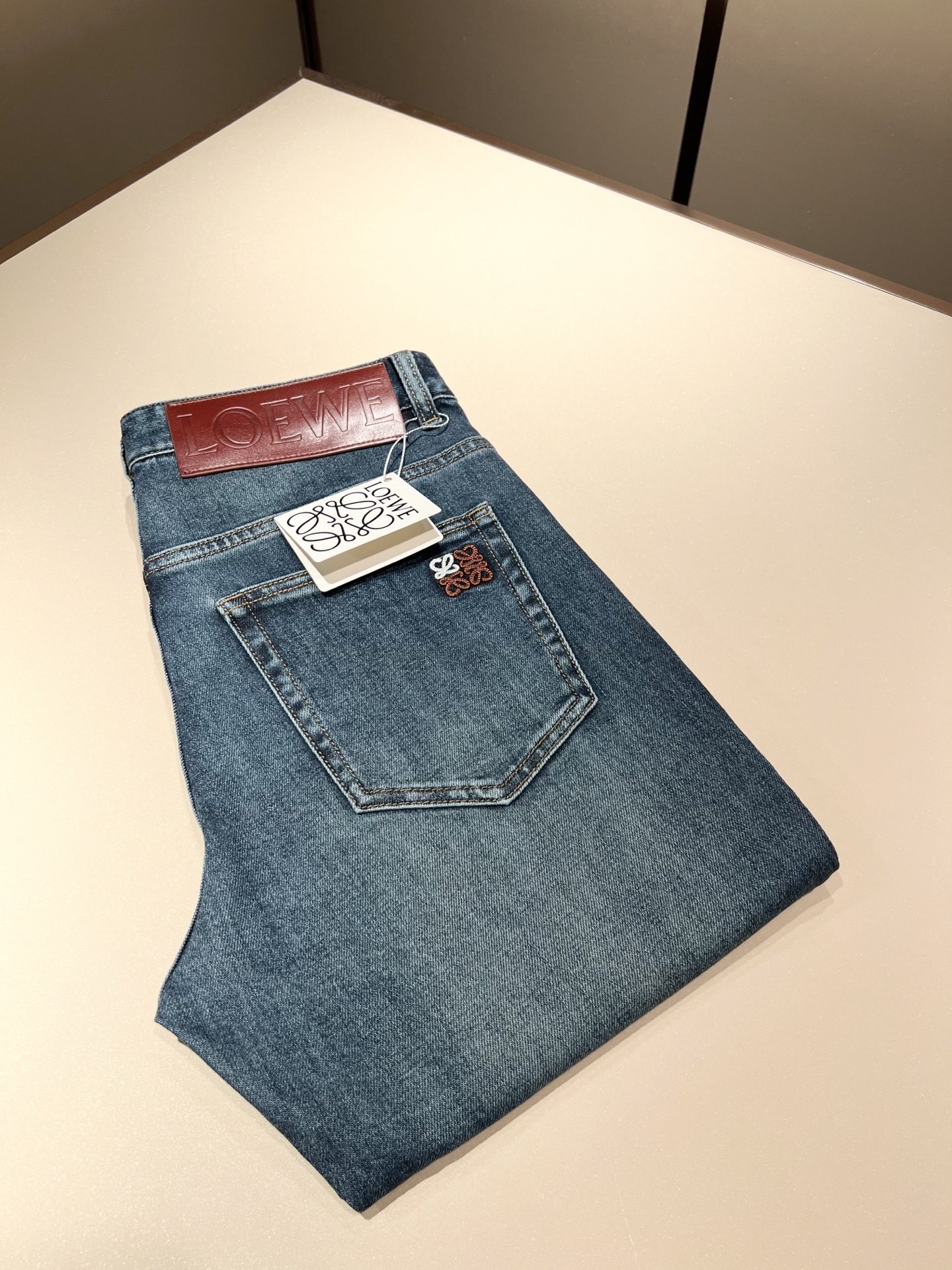 NO:160996,LO*WE/Luo*We 2025 spring and summer new men's fashion high-end casual pants, Hong Kong foreign business channel products, original Japanese products, pure blood quality, perfectly continues the essence and genes of LOE*'s home. From the main fabric to the detailed craftsmanship, all show the ingenuity of quality, use multiple brand elements to interpret, and choose precious cowhide material to build a logo waist brand leather design!  Identity manifestation that belongs to the soul!  Customer-supplied high-end imported pure cotton fabrics, very high-end and fashionable detailed craftsmanship, red ear cloth is completed by a specific antique loom. This element represents the identity and rank of jeans, which is very worthy of careful appreciation!  In terms of matching, it is invincible and explains the versatility in place, with ingenious details and exquisite accessories. The auxiliary materials are all provided by foreign merchants. They are tailored and slim, and the upper body is lifted with an excellent effect. They are a styling item that is hard to come by!  Size 30 -40, loewe, jeans, cowhide, alexander wang19860909LO*WE/罗*威2025春夏新品男士时装款高端休闲裤,香港洋行渠道货,日本原厂出品,纯血统品质,完美延续了LOE*家的精髓与基因,从主体面料到细节工艺,无不彰显出品质的匠心所在,运用多个品牌元素标识来诠释,选取矜贵的牛皮材质构建logo腰牌皮革设计！属于灵魂式的身份彰显！客供高级进口的纯棉面料,非常高级且时髦的细节工艺,赤耳布是由特定古董织布机完成,此元素代表着牛仔裤的身份及段位,非常值得细品悦人！在搭配上所向无敌,把百搭阐释到位,细节匠心考究,辅料皆为外商客供,剪裁合体修身,上身提臀效果绝佳,可遇而不可求的造型单品！尺码30 -40,,loewe,jeans,cowhide,alexander wang,Men's clothing