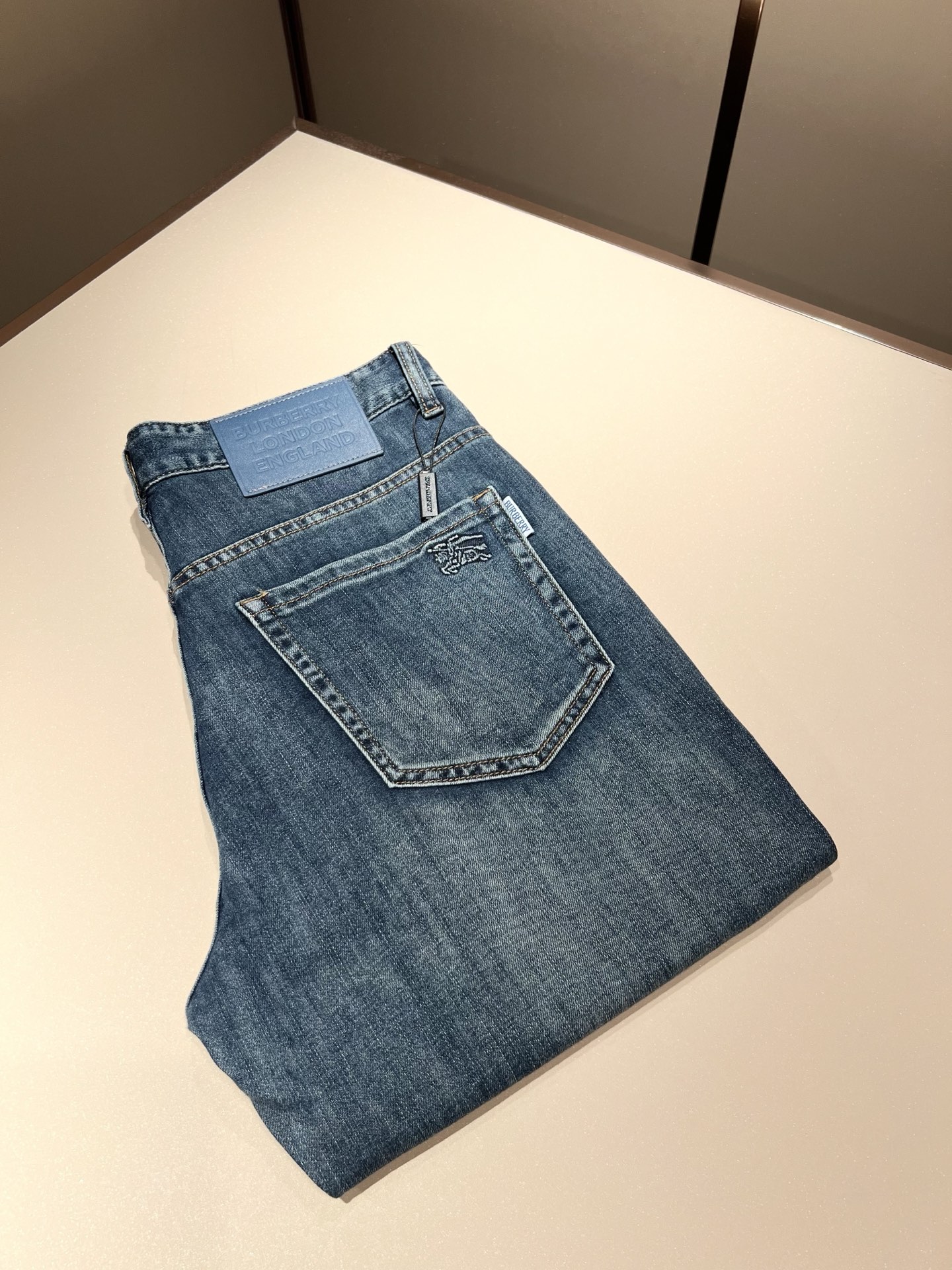 NO:160994,BURBER*Y Ba*li 2025 spring and summer new products for men's high-end casual and versatile jeans!  For BUR fans, such a grand classic design is enough to plant grass at a glance. It is the most handsome series among all BUR jeans this year. I only need to take a look and know that this will definitely be a hit product that has caused a sensation, and it is popular on the Internet. The classic slim three-dimensional tailoring style is equipped with the latest logo pattern waist brand craft design!  Very representative waist brand modification!  It simply and easily demonstrates the charm of the brand, and naturally presents specifications, grades, fashion and trendy effects. It matches the performance to easily create a high-end and high-end effect!  The top imported Japanese washing cowboy is made of cotton, and it is comfortable and breathable, and has a natural drape, which is suitable for all year round outfits!  !  This jeans are made of three-dimensional cut and straight-fitting style. The magic and practical wearability of the single match are understandable. Whether you are wearing daily clothes or appearing on the high street, it is the best choice. It is super charming!  It also demonstrates the authentic BUR original flavor, and it also perfectly shows its specifications and rank!  Obviously, this is a big and powerful product that you must collect. Whether you are a fan of BUR or not, you must collect this product and highly recommend it!  Size 29-40, Burberry, jeans, alexander wang19860909BURBER*Y巴*莉 2025春夏新品男士高端休闲百搭牛仔裤！对于BUR粉丝来说,这样大气的经典设计足矣一眼种草,是今年BUR所有牛仔裤当中最帅的一个系列,我只需要看一眼就知道,这绝对会是一个引起轰动的爆款,而且全网风靡,经典的修身立体剪裁版型打造,配置了最新的logo图案腰牌工艺设计！极具代表性腰牌修饰！简单轻松的彰显出品牌魅力所在,自然而然的呈现规格,档次,时髦以及新潮效果,搭配性能满分,轻松穿出高级感与高端效果！顶级的进口日本洗水牛仔棉质打造,并舒适透气感满分,且垂感自然,适合一年四季的穿搭所需！！此款牛仔裤采用了立体裁剪小直筒版型打造,其单配魔力与实穿性是无可厚非的,不管你是日常穿搭还是高街出镜都是不二之选,超具魅力！更是彰显了地地道道的的BUR原味,同时也是完美的展现了其规格和段位所在！很显然,这是一款绝对要收的重磅好货,不管你是不是BUR的粉丝,此款你都必须要收,极力推荐的好货！尺码29-40,,burberry,jeans,alexander wang,Men's clothing