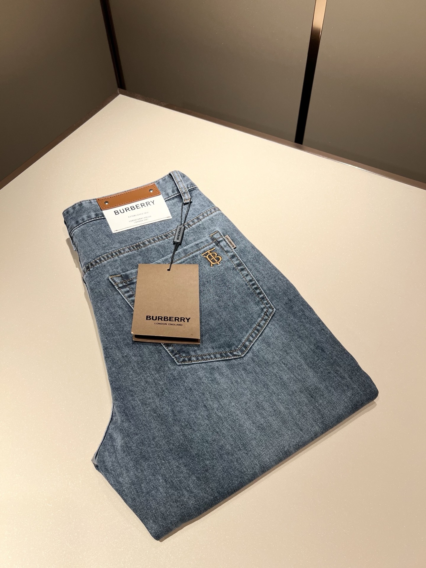 NO:160999,BURBER*Y Ba*li 2025 spring and summer new products for men's high-end casual and versatile jeans!  For BUR fans, such a grand classic design is enough to plant grass at a glance. It is the most handsome series among all BUR jeans this year. I only need to take a look and know that this will definitely be a hit product that has caused a sensation, and it is popular on the Internet. The classic slim three-dimensional tailoring style is equipped with the latest logo pattern waist brand craft design!  Very representative waist brand modification!  It simply and easily demonstrates the charm of the brand, and naturally presents specifications, grades, fashion and trendy effects. It matches the performance to easily create a high-end and high-end effect!  The top imported Japanese washing cowboy is made of cotton, and it is comfortable and breathable, and has a natural drape, which is suitable for all year round outfits!  !  This jeans are made of three-dimensional cut and straight-fitting style. The magic and practical wearability of the single match are understandable. Whether you are wearing daily clothes or appearing on the high street, it is the best choice. It is super charming!  It also demonstrates the authentic BUR original flavor, and it also perfectly shows its specifications and rank!  Obviously, this is a big and powerful product that you must collect. Whether you are a fan of BUR or not, you must collect this product and highly recommend it!  Size 29-40, Burberry, jeans, alexander wang19860909BURBER*Y巴*莉 2025春夏新品男士高端休闲百搭牛仔裤！对于BUR粉丝来说,这样大气的经典设计足矣一眼种草,是今年BUR所有牛仔裤当中最帅的一个系列,我只需要看一眼就知道,这绝对会是一个引起轰动的爆款,而且全网风靡,经典的修身立体剪裁版型打造,配置了最新的logo图案腰牌工艺设计！极具代表性腰牌修饰！简单轻松的彰显出品牌魅力所在,自然而然的呈现规格,档次,时髦以及新潮效果,搭配性能满分,轻松穿出高级感与高端效果！顶级的进口日本洗水牛仔棉质打造,并舒适透气感满分,且垂感自然,适合一年四季的穿搭所需！！此款牛仔裤采用了立体裁剪小直筒版型打造,其单配魔力与实穿性是无可厚非的,不管你是日常穿搭还是高街出镜都是不二之选,超具魅力！更是彰显了地地道道的的BUR原味,同时也是完美的展现了其规格和段位所在！很显然,这是一款绝对要收的重磅好货,不管你是不是BUR的粉丝,此款你都必须要收,极力推荐的好货！尺码29-40,,burberry,jeans,alexander wang,Men's clothing