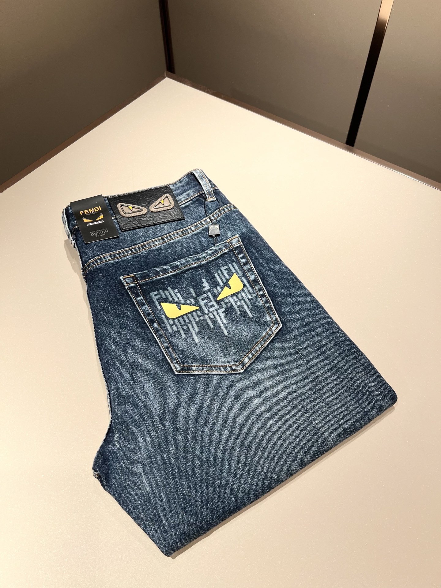 NO:160993,FEN*I FEN*Di Spring and Summer New FD Home Casual Jeans!  Original Italian orders, popular FD family items, high-quality products with full representation and full of specifications, high-quality products that all FD fans are worth buying!  Pure Yidian channel orders, high-end and popular products from the FD family, very popular items at the moment, FD's iconic hardware and leather logo waist brand design!  !  Trendy and beautiful, full of trendy atmosphere, extremely high grade and specifications, giving people a strong visual impact, with extremely high recognition, top-grade denim fabric, created, soft, delicate and comfortable, and the quality is quite high-end and classy!  Perfectly interprets the charm of the brand and leaves a deep impression. It is more fashionable and charming, simple, generous and fashionable, and has no pressure on the outfit!  Size 29-40, fendi,dior,jeans,alexander wang19860909FEN*I 芬*迪2025春夏新款FD家休闲牛仔裤！意大利原厂订单,FD家族人气单品,代表性十足,规格感十足的精品,所有FD粉丝都值得抢购的精品！纯正意代渠道订单,FD家族的高奢人气爆款产物,当下十分火爆的单品,FD标志性五金皮革logo腰牌设计！！新潮又好看,潮流气息感十足,档次规格感极高,给人的视觉冲击感相当强烈,有着极高的辨识度,顶级丹宁面料,打造,触感柔软细腻舒适,品相相当高级有档次！完美诠释品牌魅力,给人留下深刻印象.更具时尚与韵味,简约大方时尚,对于穿搭更是毫无压力！尺码29-40,,fendi,dior,jeans,alexander wang,Men's clothing