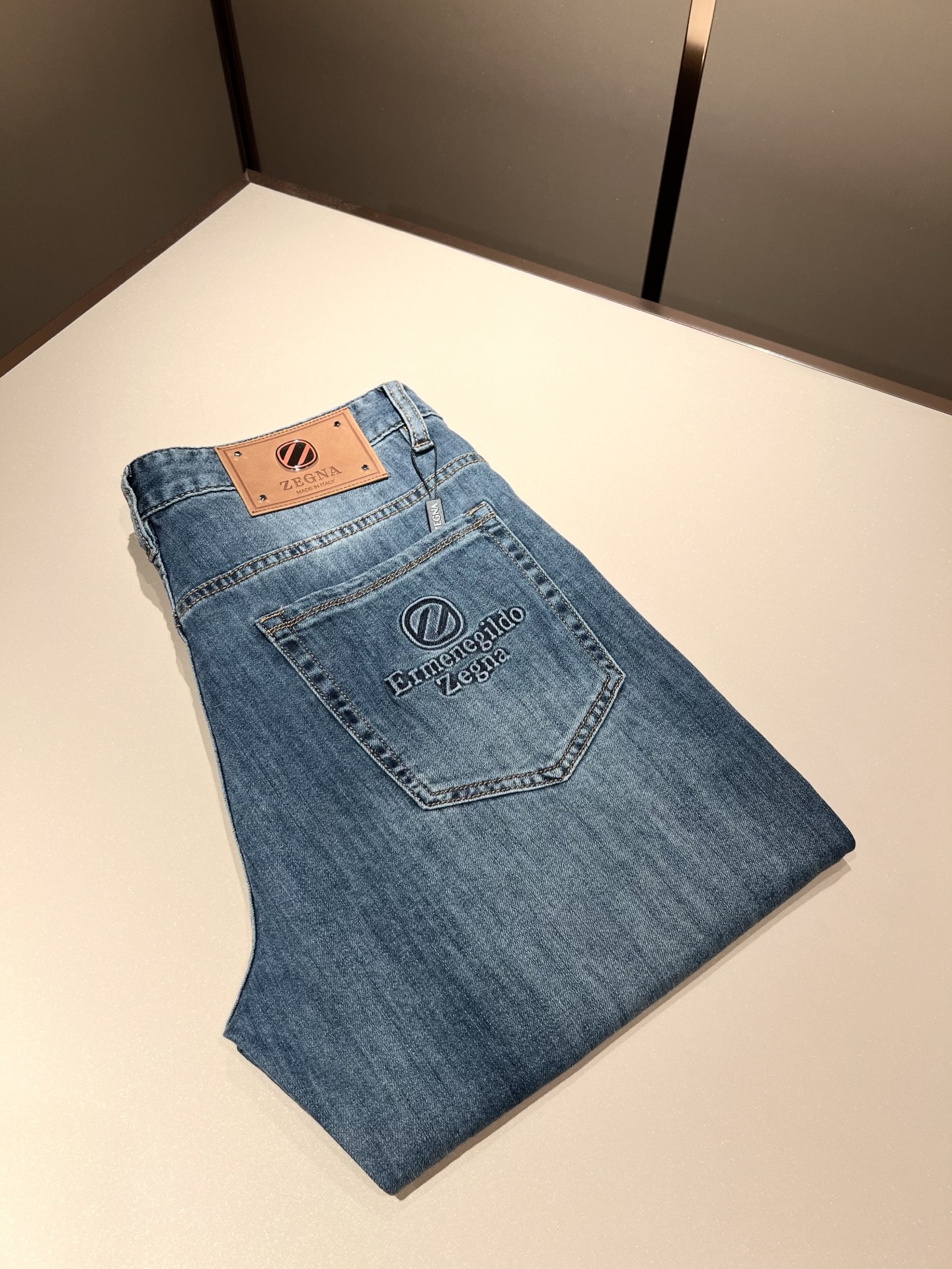 NO:160989,Zegna's new spring and summer 2025 new men's casual jeans, the finale of the channel has appeared!  !  Sold simultaneously at the counter!  It is no exaggeration to say that this trouser is made from the original OEM channel, not a bragging original OEM, but is a product from the domestic ready-to-wear OEM factory officially authorized by Jenia!  Therefore, the ratio of quantity and size is extremely short, so you can earn it if you grab it!  The best pants are officially unveiled!  !  !  !  !  !  Zegna's things have always been one of the only essential outfits for successful business people!  Not everyone can easily surpass the brand's high-end style and its own strong aura. No matter which season the style is, it is a standard temperament!  However, the fabric style is between business and casual and daily wear, and the waist design logo waist brand decoration!  Only Jenya, who can design a pair of trousers so well-suited to the public, is the only one who focuses on men's clothing, business and casualness!  Whether you wear this style in a casual occasion or in a business occasion, you must wear it well and be able to wear it to your own taste!  Pants that give yourself unlimited points!  Size 29-40, zegna, jeans, alexander wang19860909Zegna 杰尼亚 2025春夏新款男士休闲牛仔裤,压轴的渠道货出现了！！柜台同步销售！ 毫不夸张的说,此款裤装是原厂代工渠道的货,并不是吹牛的原厂代工,完全是由杰尼亚官方授权的国内成衣代工厂出来的产品！所以数量跟尺码配比都极度紧缺,抢到就是赚到！最好的裤装正式揭幕！！！！！！Zegna的东西,从来都是成功商务人士的专属必备行头之一！品牌高级的格调以及自带强大的气场并不是所有人都能轻易凌驾的.无论哪季的款式都是都是气质标配！但是面料版型又介乎于商务休闲跟日常穿着之间,腰身设计logo腰牌修饰！能将一款裤装设计到如此贴合大众穿着,也就只有专注于男装商务休闲的杰尼亚了！不论您是休闲场合穿搭,或者商务场合此款都能搭配的恰到好处要穿,就必须穿好的,能穿出属于自己品味的！给自己无限加分的裤子！尺码29-40,,zegna,jeans,alexander wang,Men's clothing