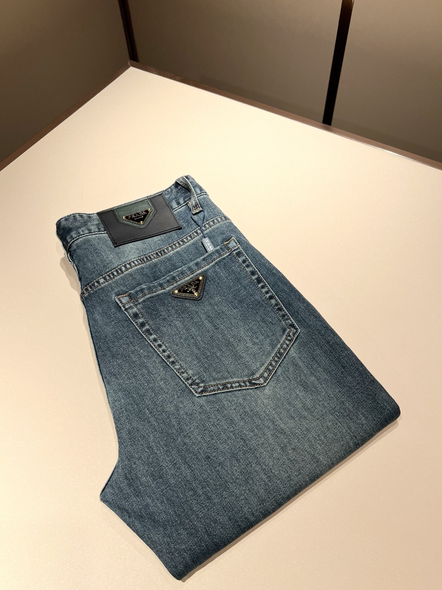 NO:160991,PRA*DA Pu*da 2025 spring and summer new men's casual jeans, high-end quality choice... A versatile trousers that combine casual pants are also an indispensable matching tool in men's wardrobe. It is a classic style with practical wear!  The design style of the whole casual pants is simple and fashionable, which is very consistent with the low-luxury style setting, has excellent skin-friendly value, is easy to wear, and is full of detail!  Customized original logo waist brand design!  Classic P home logo logo design!  This trousers are made of high-quality cotton fabric. The fabric is comfortable, the feel is soft and delicate, and has a good vertical feeling. It looks very textured and has a high-end charm. The first-class and exquisite style cut, the line is delicate, smooth and neat, and the casual and casual pants look good no matter how you match it. If you like it, buy it now. Good products are not waiting for anyone!  Size 30-40 37 39, prada, jeans, alexander wang19860909PRA*DA普*达 2025春夏新款男士休闲牛仔裤,高端品质之选……一款休闲裤兼备的百搭裤装,也是男士衣橱里不可缺少的搭配神器,属于实穿型的经典款式！整条休闲裤的设计风格简洁时尚,非常符合低奢的风格设定,亲肤值优越,穿着方便,细节感十足！定制原版logo腰牌设计！经典P家logo标识设计！此款裤装采用优质棉面料打造而成,面料舒服,手感柔软细腻,有着很好的垂直感,看上去非常有质感,细品高级韵味十足.一流精湛的版型裁剪,走线细致平顺工整,休闲随意怎么搭配都好看的裤装,喜欢的赶紧入手吧,好货可不等人！尺码30-40 37 39,,prada,jeans,alexander wang,Men's clothing