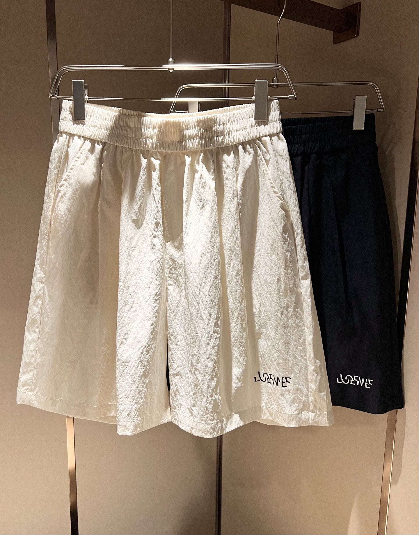 NO:161002,LOE*WE Luo*We 2025 spring and summer new men and women's same casual shorts, original Italian order channel, very personalized and high-end style, logo printing craft design!  Created with loose and wide style, couples' polyester casual shorts!  !  Customized original gram cotton fabric!  The latest fashion trends and popular products are here, and it is another simple and high-end fashion item. It is a fashion product with very high-end outfit charm. It is a must-have item for fashion trends!  Original Italian manufacturer channels, special-level orders, and released at the same time as Hong Kong, Macao and Taiwan buyers. This model is also the latest popular product of Luo Yiweijia this year and the most classic product. Its specifications and grades are beyond doubt!  !  Simple and high-end style items, it goes without saying that this style naturally has a fresh and natural feeling, demonstrating the charm and high-end feeling of the brand. The texture of this style is very in place, and the heavy and brilliant skin-friendly level that can be seen with your hands is even better, and it is a complete enjoyment of wearing!  !  Size: S-2XL, loewe, loewe, shorts, alexander wang19860909LOE*WE罗*威 2025春夏新款男女同款休闲短裤,意大利原厂订单渠道,极具个性高级风,标志logo印花工艺设计！宽松阔版型打造,情侣款聚酯纤维休闲短裤！！定制原版克纯棉面料！最新时尚潮流人气产物驾到,又是一款简约高级的时尚单品,穿搭魅力十分高级不俗的时尚产物 ,时尚潮流必备单品！意大利原厂渠道,特供级别订单,同步港澳台买手店发布,此款也是罗意威家今年的最新人气产物,也是最经典的产物,其规格跟档次更是毋庸置疑！！ 简约高级的款式单品,言而喻此款自然具备那种清新自然的感觉,彰显品牌魅力与高级感,此款的质感十分的到位,用手可以感知的重磅跟出彩亲肤程度更是上佳,十足的穿着享受！！尺码:S-2XL,,loewe,loewe,shorts,alexander wang,Men's clothing