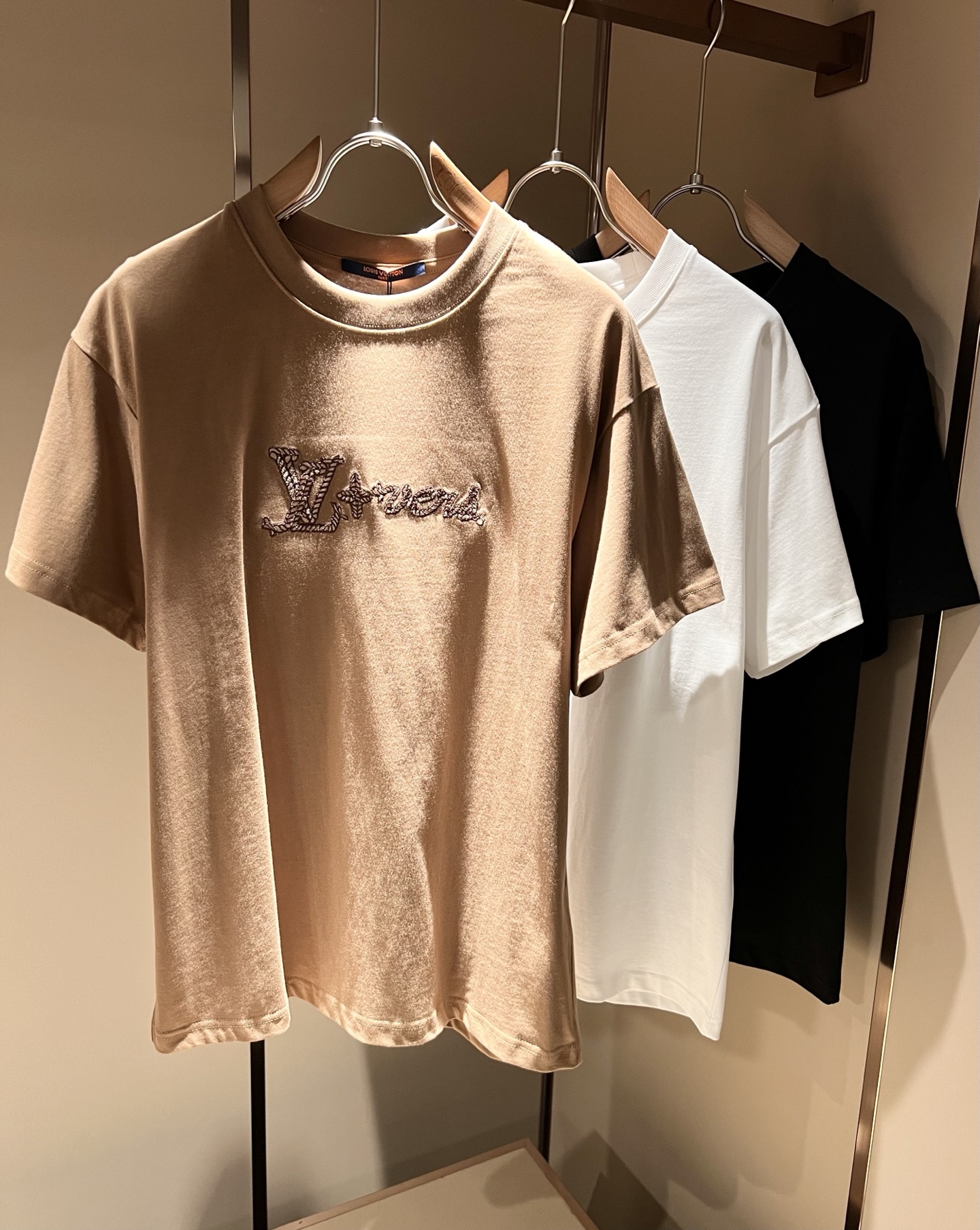 NO:162240,LouisVuitt*Louis*Deng The new series of spring and summer 2025 products are launched, a very fashionable and avant-garde short-sleeved T-shirt for men and women, with logo embroidery embroidery decoration!  Different from the past, it declares the design concept that has been passed down for many years in the brand!  Its eye-catchingness is no less than any classic style, perfectly presenting the fashionable, high-end and luxurious feeling in front of the world!  Made of imported cotton materials, selected high-quality pure cotton fabrics, soft and soft to the touch, the real thing is definitely beyond your imagination, close to the body and breathable, even if you sweat profusely, you will not feel greasy or stuffy, and will bring sweating and moisture absorption to the extreme!  Size S-XL, louis vuitton,louis vuitton,t-shirt,tees,t-shirt,alexander wang19860909LouisVuitt*路易*登 2025春夏全新系列单品上线,非常时髦前卫的一款男女同款短袖T恤,标识logo图案刺绣修饰！区别于以往的不同,宣示品牌传承多年的设计理念！其吸睛度完全不亚于任何经典款式,将时髦高级感与奢华感完美呈现在世人眼前！客供进口全棉材质制成,精选优质纯棉面料,触感软糯亲肤细腻,实物到手绝对超乎你的想象,贴身无比舒适透气,即便是汗流浃背也不会有腻身及闷热感可言,将排汗吸湿性发挥到了极致！尺码S-XL,,louis vuitton,louis vuitton,T-shirt,tees，t-shirt,alexander wang,Men's clothing