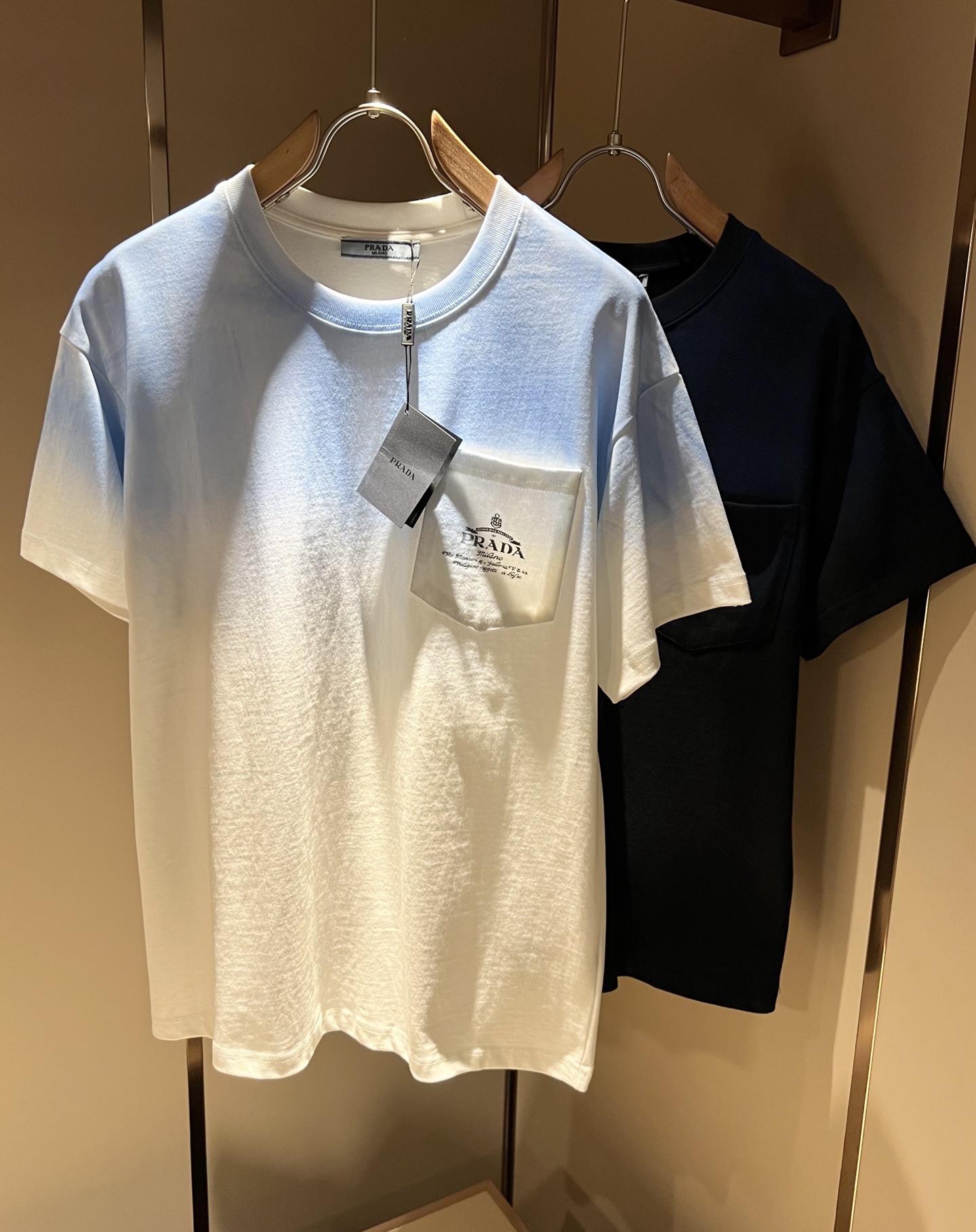 NO:162228,PRAD*A Pu*da 2025 spring and summer new short-sleeved T-shirt for men and women, the latest model is exclusively available on the entire network!  !  ~ It is classic and fashionable and versatile, who doesn’t like it? It will show the classic again. It is very pleasing to the eye and comes with a low luxury halo and recognition!  Pr*da's traditional brand concept and modern advanced technology are perfectly combined. Coupled with the extremely modern and simple design, P-family exclusive logo pattern printing design!  Customized 100% imported pure cotton fabric!  The texture of this model is quite touching, the specifications and grades are known with tentacles. The degree of delicateness and breathability are top-notch!  Size S-XL, prada, T-shirt,tees, t-shirt,alexander wang19860909PRAD*A普*达2025春夏新款男女同款短袖T恤,最新款全网独家首上！！~既经典有时尚百搭,谁不爱啊,将经典再次展现,非常的耐看,自带低奢光环与辨识度！Pr*da传统的品牌理念和现代化的先进技术进行了完美结合.加上极其现代摩登风范的简约设计,p家专属logo图案印花设计！定制百分百进口纯棉面料！此款的质感相当感人 触手便知规格档次 细腻程度与透气效果堪称顶级！尺码S-XL,,prada,T-shirt,tees，t-shirt,alexander wang,Men's clothing