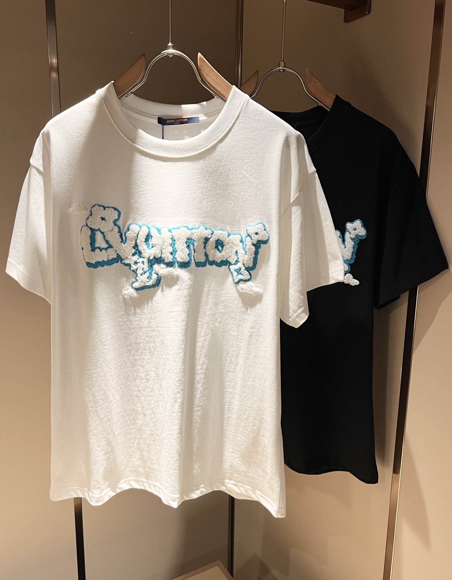 NO:162222,LouisVuitt*Louis*Deng The new series of spring and summer 2025 products are launched, a very fashionable and avant-garde short-sleeved T-shirt for men and women, with logo embroidery embroidery decoration!  Different from the past, it declares the design concept that has been passed down for many years in the brand!  Its eye-catchingness is no less than any classic style, perfectly presenting the fashionable, high-end and luxurious feeling in front of the world!  Made of imported cotton materials, selected high-quality pure cotton fabrics, soft and soft to the touch, the real thing is definitely beyond your imagination, close to the body and breathable, even if you sweat profusely, you will not feel greasy or stuffy, and will bring sweating and moisture absorption to the extreme!  Size S-XL, louis vuitton,louis vuitton,t-shirt,tees,t-shirt,alexander wang19860909LouisVuitt*路易*登 2025春夏全新系列单品上线,非常时髦前卫的一款男女同款短袖T恤,标识logo图案刺绣修饰！区别于以往的不同,宣示品牌传承多年的设计理念！其吸睛度完全不亚于任何经典款式,将时髦高级感与奢华感完美呈现在世人眼前！客供进口全棉材质制成,精选优质纯棉面料,触感软糯亲肤细腻,实物到手绝对超乎你的想象,贴身无比舒适透气,即便是汗流浃背也不会有腻身及闷热感可言,将排汗吸湿性发挥到了极致！尺码S-XL,,louis vuitton,louis vuitton,T-shirt,tees，t-shirt,alexander wang,Men's clothing