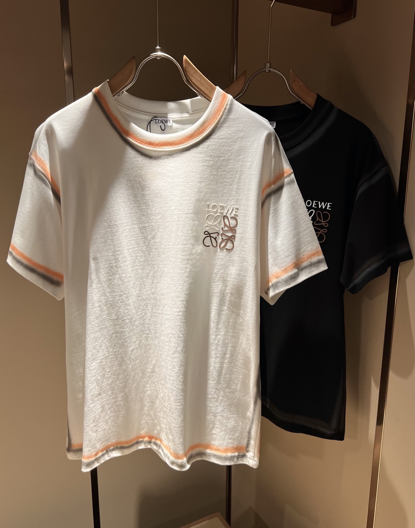 NO:162234,LOE*WE Luo*We 2025 spring and summer new short-sleeved T-shirt for men and women, original Italian order channel, very personalized and high-end style, logo pattern offset printing technology design!  Couple pure cotton short-sleeved T-shirt!  !  The latest fashion trends and popular products are here, and it is another simple and high-end fashion item. It is a fashion product with very high-end outfit charm. It is a must-have item for fashion trends!  Original Italian manufacturer channels, special-level orders, and released at the same time as Hong Kong, Macao and Taiwan buyers. This model is also the latest popular product of Luo Yiweijia this year and the most classic product. Its specifications and grades are beyond doubt!  !  The choice is very diverse, and it can be said that this model naturally has a fresh and natural feeling, showing the brand charm and high-end feeling. The texture of this model is very good, and the heavy weight and brilliant skin-friendliness that can be seen with hands are even better, and it is a complete enjoyment of wearing!  !  Size: S-XL, loewe, loewe, T-shirt,tees, t-shirt,alexander wang19860909LOE*WE罗*威 2025春夏新款男女同款短袖T恤,意大利原厂订单渠道,极具个性高级风,标志logo图案压胶印花工艺设计！情侣款纯棉短袖T恤！！最新时尚潮流人气产物驾到,又是一款简约高级的时尚单品,穿搭魅力十分高级不俗的时尚产物 ,时尚潮流必备单品！意大利原厂渠道,特供级别订单,同步港澳台买手店发布,此款也是罗意威家今年的最新人气产物,也是最经典的产物,其规格跟档次更是毋庸置疑！！ 选择极具多样化,言而喻此款自然具备那种清新自然的感觉,彰显品牌魅力与高级感,此款的质感十分的到位,用手可以感知的重磅跟出彩亲肤程度更是上佳,十足的穿着享受！！尺码: S-XL,,loewe,loewe,T-shirt,tees，t-shirt,alexander wang,Men's clothing