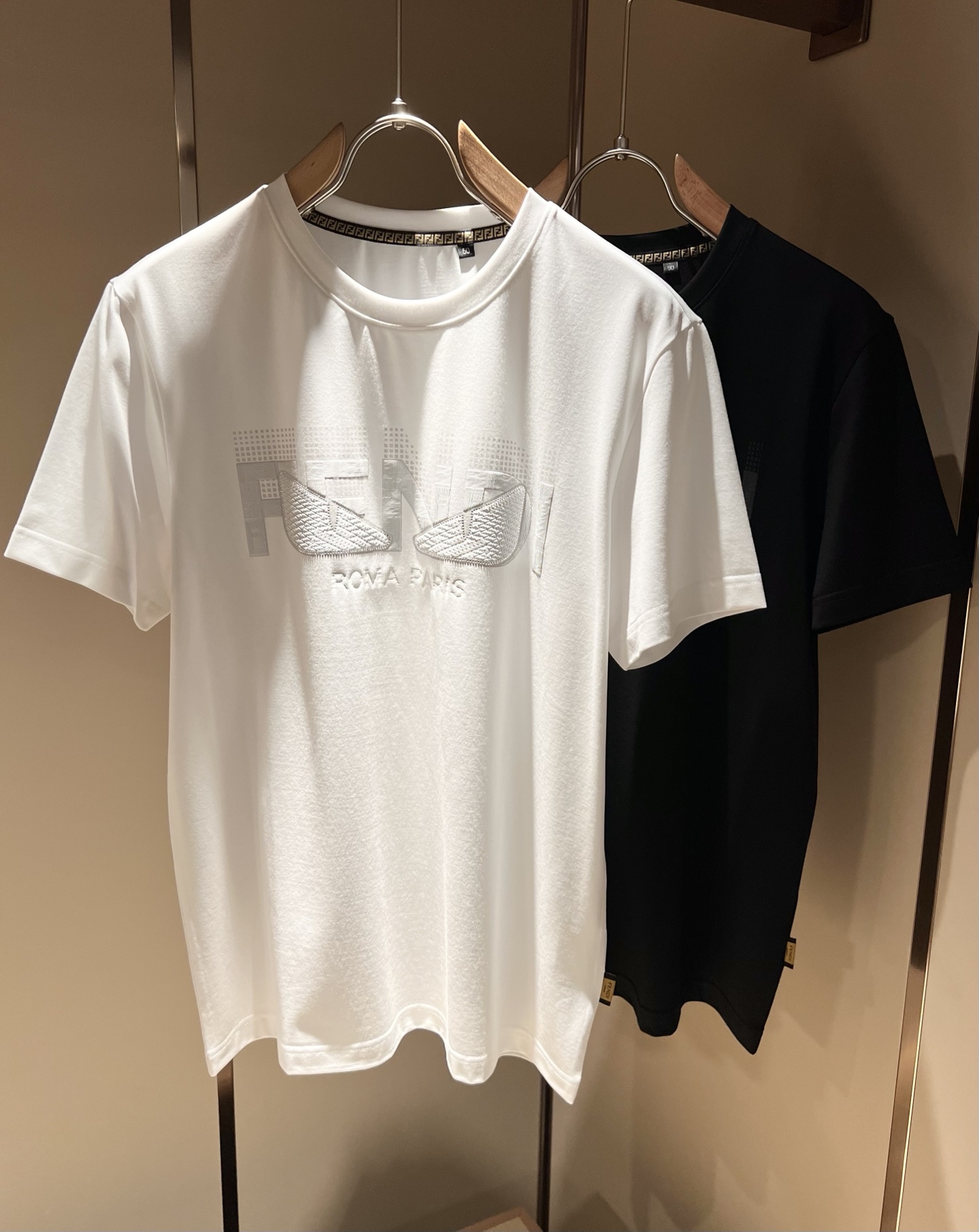 NO:161007,FEN*I FEN*Di's new spring and summer 2025 FD family FF men and women base shirt, versatile and simple short sleeves for men and women. Original Italian orders, popular FD family items, simple and pure colors. The FD family's enduring iconic products, high-quality products with full representation and full specifications, and high-quality products that all FD fans are worth buying!  Pure Yidian channel orders, high-end and popular products from the FD family, very popular items at the moment, and iconic letter logo pattern glue-on modification!  High-end goods worth keeping and giving away to others!  It is trendy and beautiful, with a full sense of trendy atmosphere, and has a very high level and specifications. It uses a very classic black and white color combination, giving people a strong visual impact and has a very high recognition. It is top-quality exclusive pure cotton fabric, created with a soft, delicate and comfortable touch, and has a very high-end and classy appearance!  Perfectly interprets the charm of the brand and leaves a deep impression. It is more fashionable and charming. It has simple, elegant and fashionable upper body, and is even more stressful for outfits!  The inner wear alone is very delicious and beautiful scenery that cannot be ignored!  Size M-4XL, fendi,dior,T-shirt,alexander wang19860909FEN*I 芬*迪2025春夏新款FD家族FF男女同款打底衫,男女同款百搭极简短袖.意大利原厂订单,FD家族人气单品,简约纯色系打造.FD家族经久不衰的标志性臻品,代表性十足,规格感十足的精品,所有FD粉丝都值得抢购的精品！纯正意代渠道订单,FD家族的高奢人气爆款产物,当下十分火爆的单品,标志性字母logo图案压胶修饰！值得自留和送人的高端货！新潮又好看,潮流气息感十足,档次规格感极高,并且采用十分经典的的黑白双色搭配,给人的视觉冲击感相当强烈,有着极高的辨识度,顶级专属纯棉面料,打造,触感柔软细腻舒适,品相相当高级有档次！完美诠释品牌魅力,给人留下深刻印象.更具时尚与韵味,上身简约大方时尚,对于穿搭更是毫无压力！单穿内搭都极有味道,不可忽视的靓丽风景线！ 尺码M-4XL,,fendi,dior,T-shirt,alexander wang,Men's clothing