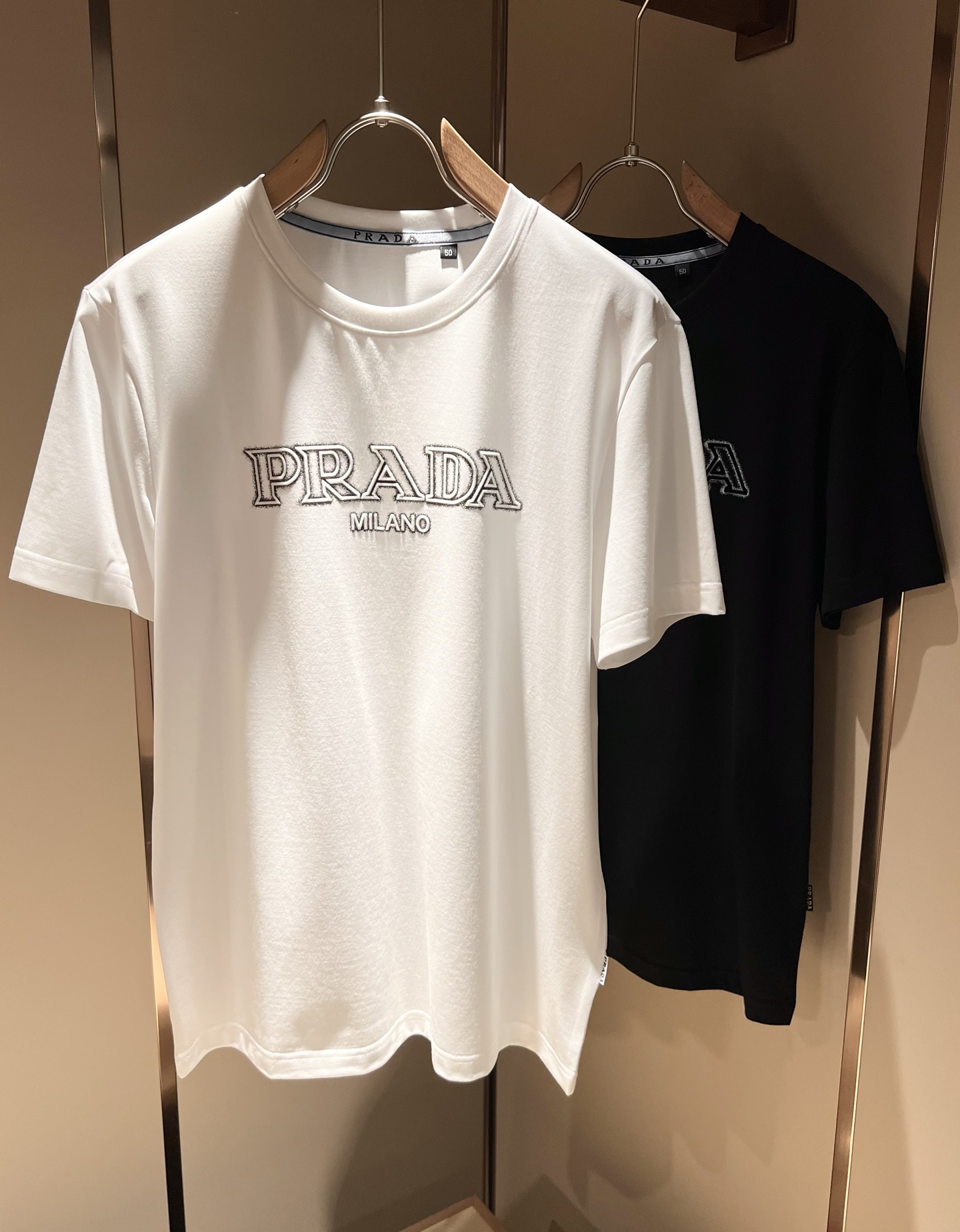 NO:160998,PRAD*A Pu*da 2025 spring and summer new short-sleeved T-shirt for men and women, the latest model is exclusively available on the entire network!  !  ~ It is classic and fashionable and versatile, who doesn’t like it? It will show the classic again. It is very pleasing to the eye and comes with a low luxury halo and recognition!  Pr*da's traditional brand concept and modern advanced technology are perfectly combined. Coupled with the extremely modern and simple design, P-family exclusive logo pattern printing design!  Customized 100% imported pure cotton fabric!  The texture of this model is quite touching, the specifications and grades are known with tentacles. The degree of delicateness and breathability are top-notch!  Size M-4XL, prada, T-shirt,tees, t-shirt,alexander wang19860909PRAD*A普*达2025春夏新款男女同款短袖T恤,最新款全网独家首上！！~既经典有时尚百搭,谁不爱啊,将经典再次展现,非常的耐看,自带低奢光环与辨识度！Pr*da传统的品牌理念和现代化的先进技术进行了完美结合.加上极其现代摩登风范的简约设计,p家专属logo图案印花设计！定制百分百进口纯棉面料！此款的质感相当感人 触手便知规格档次 细腻程度与透气效果堪称顶级！尺码M-4XL,,prada,T-shirt,tees，t-shirt,alexander wang,Men's clothing
