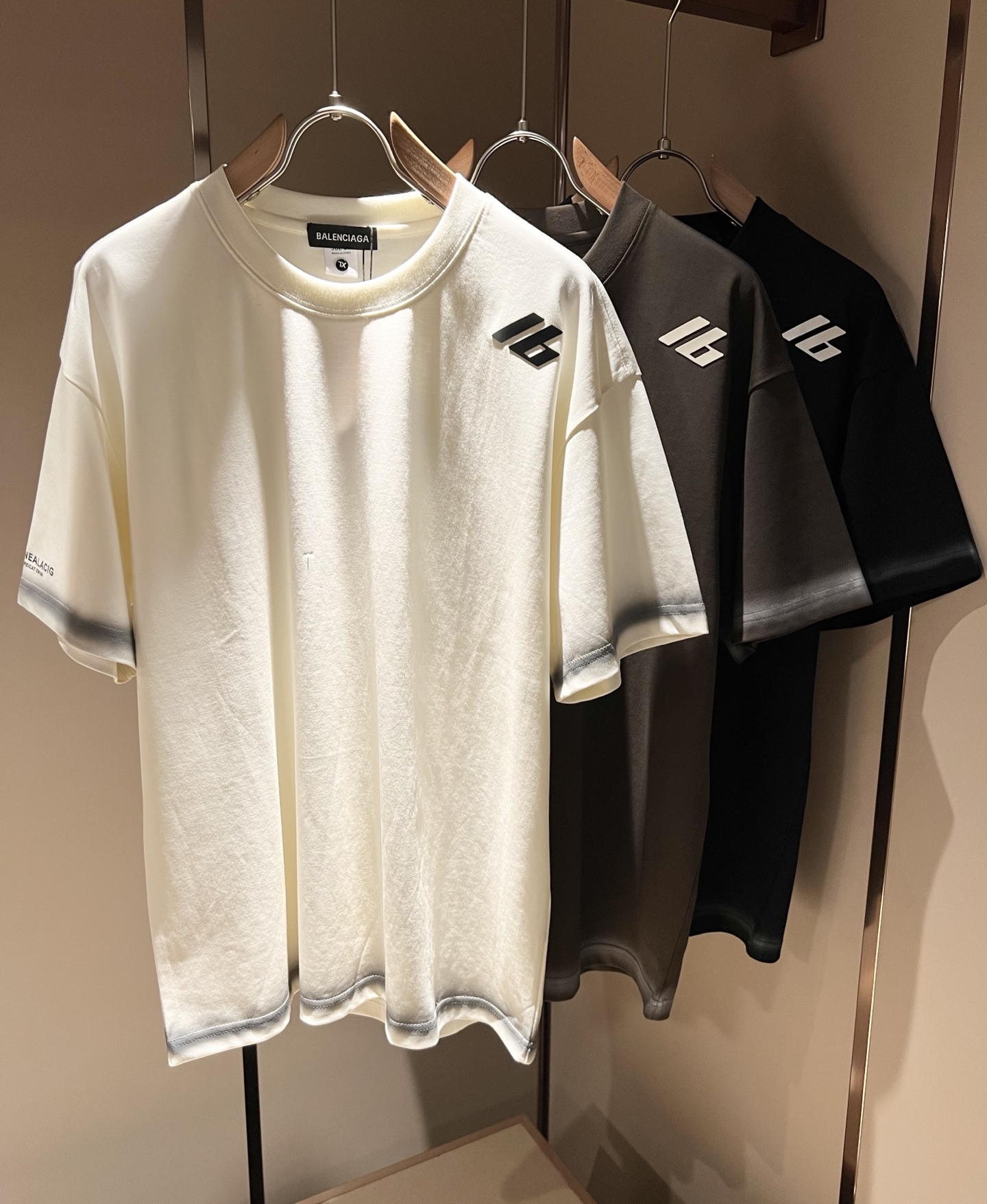 NO:162225,BALENCIA* Paris* Home 2025 Spring and Summer New Men and Women Couples Casual Loose Cotton Round Neck Short Sleeve T-shirt!  Trading companies have sparse channels and are released on the official website at the same time!  The latest series of spring and summer 2025, classic fashion design elements, injecting full vitality into the new series. This T-shirt is carefully selected for customers to use imported cotton fabrics. The fabric feels skin-friendly and soft and delicate, and the body logo is glued!  It has an extremely comfortable and breathable wearing experience. The whole item is very eye-catching and fashionable, and is deeply loved by young people today!  The loose round neck cut is a neutral style regardless of age and gender, suitable for matching all the styles and looks you need in your daily life!  It is recommended to wear couple outfits to go out on the street to make it more pleasing to the eye!  Size S-2XL, balenciaga, T-shirt,tees, t-shirt,alexander wang19860909BALENCIA*巴黎*家 2025春夏新款男女同情侣款休闲宽松棉质圆领短袖T恤衫！贸易公司渠道稀出,同步官网发售 ！ 2025春夏最新系列,经典时尚设计元素,为全新系列注入满满活力,这款T恤衫用心甄选客供进口棉面料制成,面料手感亲肤柔软细腻,衣身logo压胶设计！拥有着无比舒适透气性的穿着体验,整件单品极具吸睛度与时尚感,深受当下年轻人的喜爱！基础宽松的圆领版型裁剪,不分年龄与性别的中性款式,适合搭配你日常所需的所有风格与造型！建议搭配情侣装出街会更为养眼出色！尺码S-2XL,,balenciaga,T-shirt,tees，t-shirt,alexander wang,Men's clothing