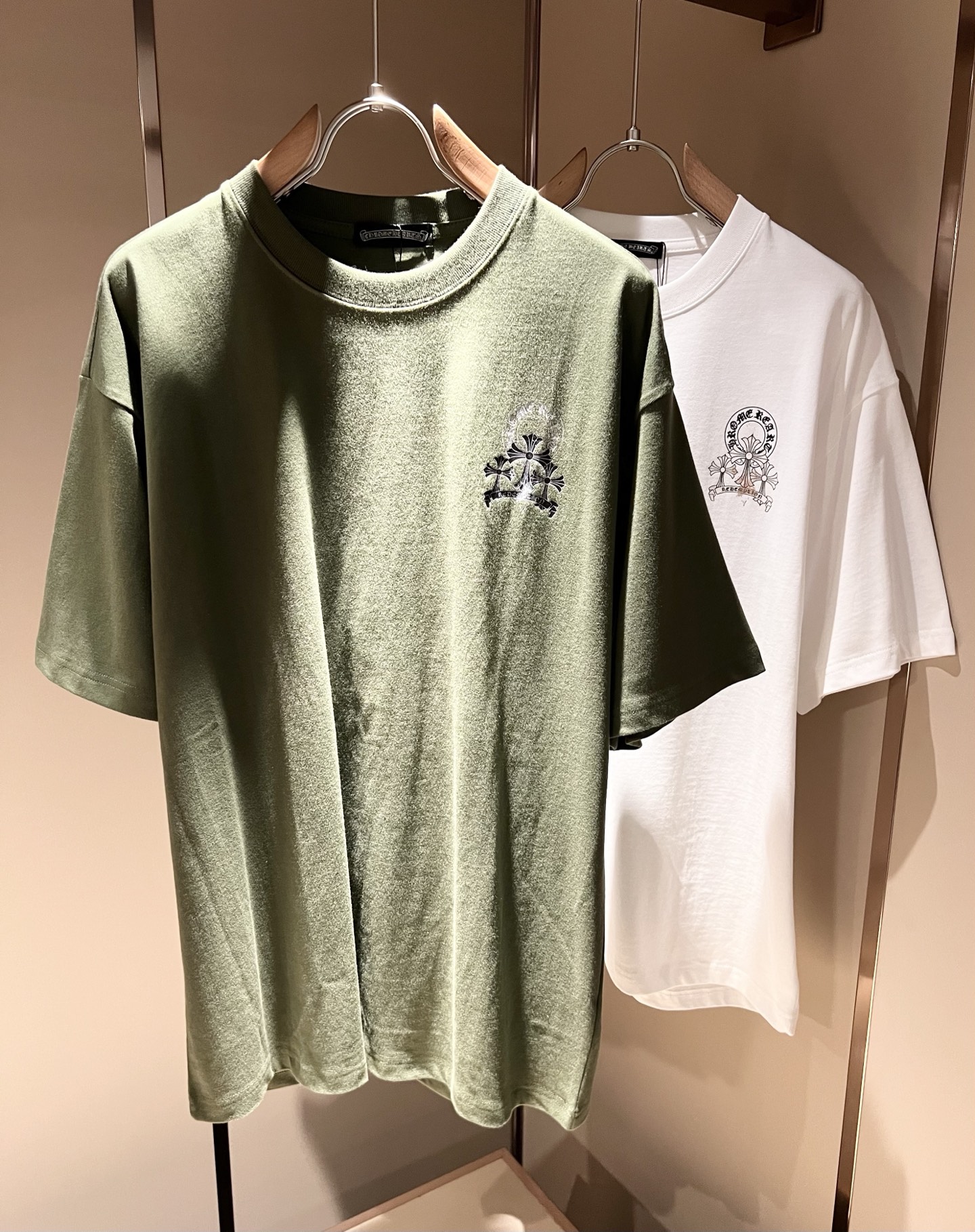 NO:162218,Chrome Hear*s 2025 spring and summer new product for men and women the same style as gram* heart short-sleeved T-shirt, recommended for cracked walls!  The fashionable and arrogant Chrome Hear*s is favored by the whole world. The 2025SS hits the stimulus version, the classic short-sleeved T-sleeved T-sleeved front and rear logo glue-pressed design!  Full of fashionable luxury style, exuding a charming sense of art!  Large and lazy, high-end exclusive wash water pure cotton material for customer supply!  Super comfortable upper body!  Large oversized shoulder-falling!  Men and women are the same style!  Size S-3XL, chrome hearts, T-shirt,tees, t-shirt,alexander wang19860909Chrome Hear*s 克*心 2025春夏新品男女同款克*心短袖T恤,墙裂推荐！时尚傲娇的Chrome Hear*s,被全世界宠幸着.2025SS引爆款,经典克*心元素断绝短袖T,前后logo压胶设计！充满了时尚的奢华风,散发着迷人的艺术感！宽大慵懒,客供高端专属洗水纯棉材质！上身超级舒适！大廓形大落肩！男女同款入！尺码S-3XL,,chrome hearts,T-shirt,tees，t-shirt,alexander wang,Men's clothing