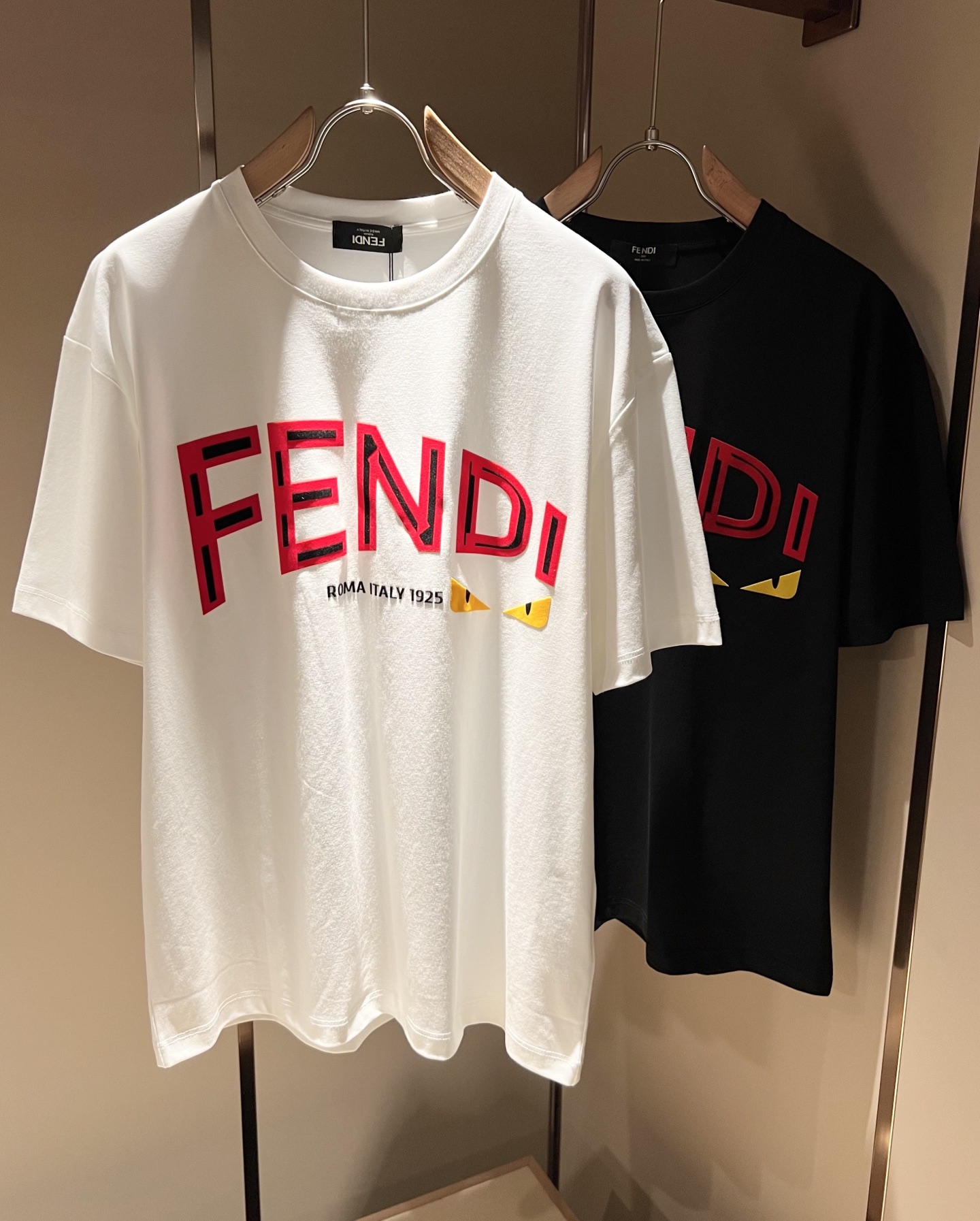 NO:160995,FEN*I FEN*Di's new spring and summer 2025 FD family FF men and women short-sleeved T-shirt, versatile and minimalist short-sleeved shirts for men and women. Original Italian orders, popular FD family items, simple and pure colors. The FD family's enduring iconic products, high-quality products with full representation and full specifications, and high-quality products that all FD fans are worth buying!  Pure Yidian channel orders, high-end and popular products from the FD family, very popular items at the moment, and iconic letter logo pattern velvet modification!  High-end goods worth keeping and giving away to others!  It is trendy and beautiful, with a full sense of trendy atmosphere, and has a very high level and specifications. It uses a very classic black and white color combination, giving people a strong visual impact and has a very high recognition. It is top-quality exclusive pure cotton fabric, created with a soft, delicate and comfortable touch, and has a very high-end and classy appearance!  Perfectly interprets the charm of the brand and leaves a deep impression. It is more fashionable and charming. It has simple, elegant and fashionable upper body, and is even more stressful for outfits!  The inner wear alone is very delicious and beautiful scenery that cannot be ignored!  Size M-3XL, fendi,dior,T-shirt,tees,t-shirt,alexander wang19860909FEN*I 芬*迪2025春夏新款FD家族FF男女同款短袖T恤,男女同款百搭极简短袖.意大利原厂订单,FD家族人气单品,简约纯色系打造.FD家族经久不衰的标志性臻品,代表性十足,规格感十足的精品,所有FD粉丝都值得抢购的精品！纯正意代渠道订单,FD家族的高奢人气爆款产物,当下十分火爆的单品,标志性字母logo图案压绒修饰！值得自留和送人的高端货！新潮又好看,潮流气息感十足,档次规格感极高,并且采用十分经典的的黑白双色搭配,给人的视觉冲击感相当强烈,有着极高的辨识度,顶级专属纯棉面料,打造,触感柔软细腻舒适,品相相当高级有档次！完美诠释品牌魅力,给人留下深刻印象.更具时尚与韵味,上身简约大方时尚,对于穿搭更是毫无压力！单穿内搭都极有味道,不可忽视的靓丽风景线！ 尺码M-3XL,,fendi,dior,T-shirt,tees，t-shirt,alexander wang,Men's clothing