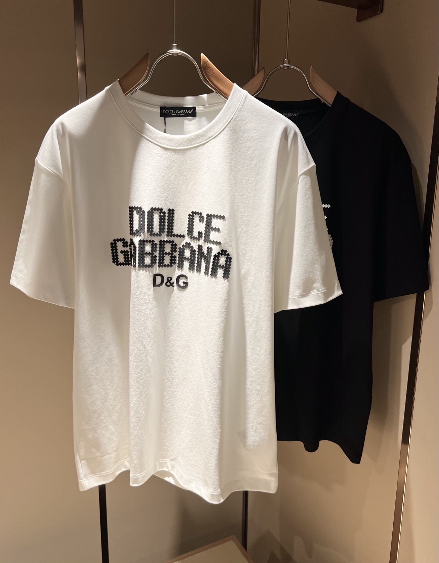 NO:161004,Dolce&Gabba*a 2025 spring and summer new short-sleeved T-shirt for men and women, and the counter is available at the same time!  Customized exclusive pure cotton fabric, with letter logo pattern on the chest and glue pressing process design!  Simple and generous, calm and versatile, extremely high-end, perfectly integrated with fashion and style, a top fashionable style that perfectly suits the outside wear!  The overall feeling is natural!  The ultimate classic versatile short-sleeved T-shirt uses the latest three-dimensional logo element pressing to highlight the texture!  The ultimate perfection of heavy industry!  Fans who pursue high quality are please buy them by themselves, and all fans who know the goods are invited to appreciate this model together!  !  Size M-3XL, Dolce & Gabbana, Dolce & Gabbana, T-shirt,tees, t-shirt,alexander wang19860909Dolce&Gabba*a 杜嘉*纳2025春夏新款男女同款短袖T恤,专柜同步发售！定制专属纯棉面料,胸前字母logo图案压胶工艺设计！简约大方,从容百搭,档次极高,完美融入时尚还有风情感一款完美符合外穿的顶尖时髦气质款！整体给人浑然天成的感觉！极致经典的百搭型短袖T恤,采用最新的立体logo元素压胶凸显质感！极致的重工极致的完美！追求高品质的粉丝们请自行抢购,诚邀所有识货的粉丝一同鉴赏此款！！尺码M-3XL,,Dolce&Gabbana,Dolce&Gabbana,T-shirt,tees，t-shirt,alexander wang,Men's clothing