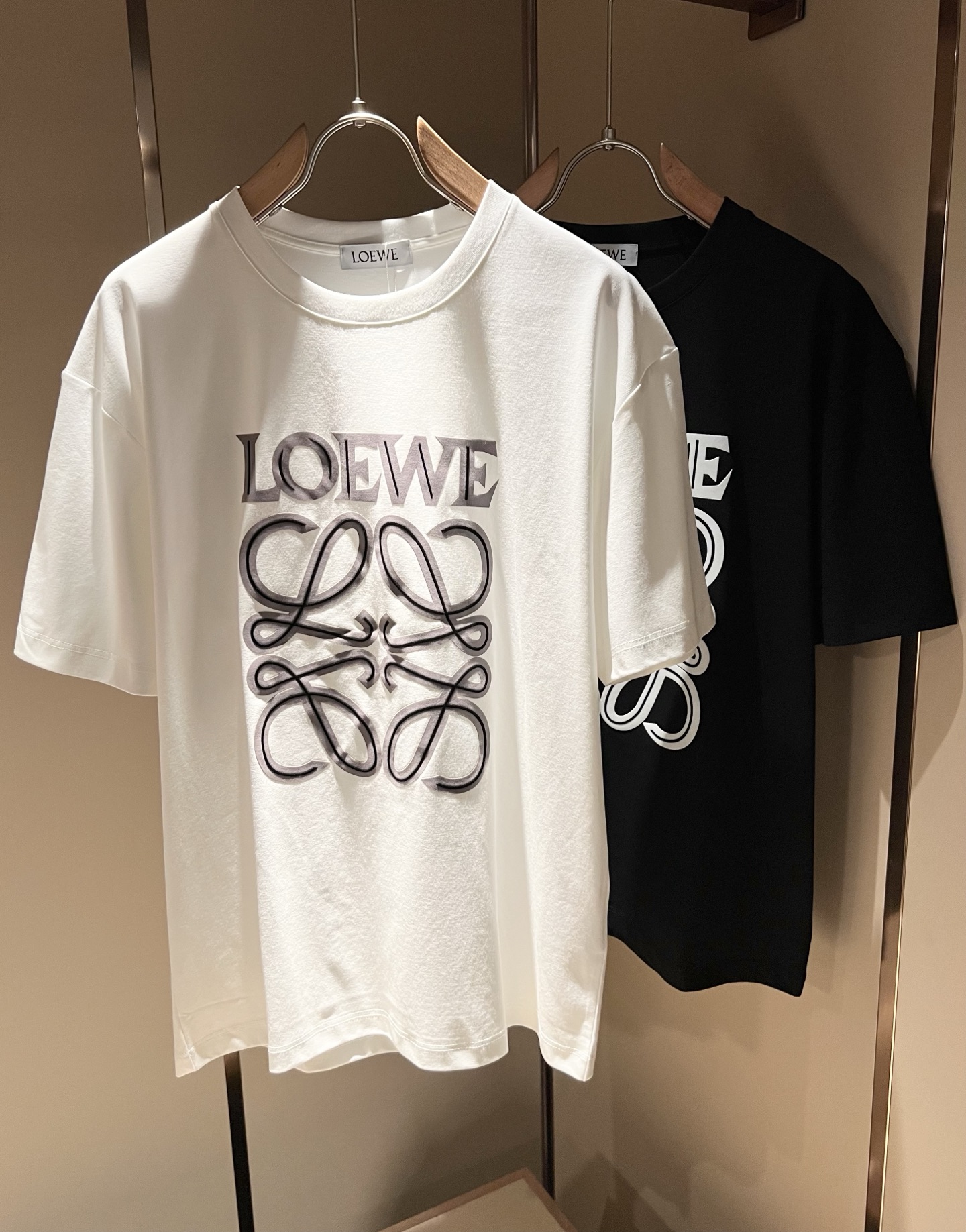 NO:161019,LOE*WE Luo*We 2025 spring and summer new short-sleeved T-shirt for men and women, original Italian order channel, very personalized and high-end style, logo pattern glue pressing technology design!  Couple pure cotton short-sleeved T-shirt!  !  The latest fashion trends and popular products are here, and it is another simple and high-end fashion item. It is a fashion product with very high-end outfit charm. It is a must-have item for fashion trends!  Original Italian manufacturer channels, special-level orders, and released at the same time as Hong Kong, Macao and Taiwan buyers. This model is also the latest popular product of Luo Yiweijia this year and the most classic product. Its specifications and grades are beyond doubt!  !  The choice is very diverse, and it can be said that this model naturally has a fresh and natural feeling, showing the brand charm and high-end feeling. The texture of this model is very good, and the heavy weight and brilliant skin-friendliness that can be seen with hands are even better, and it is a complete enjoyment of wearing!  !  Size: M-3XL, loewe, loewe, T-shirt,tees, t-shirt,alexander wang19860909LOE*WE罗*威 2025春夏新款男女同款短袖T恤,意大利原厂订单渠道,极具个性高级风,标志logo图案压胶工艺设计！情侣款纯棉短袖T恤！！最新时尚潮流人气产物驾到,又是一款简约高级的时尚单品,穿搭魅力十分高级不俗的时尚产物 ,时尚潮流必备单品！意大利原厂渠道,特供级别订单,同步港澳台买手店发布,此款也是罗意威家今年的最新人气产物,也是最经典的产物,其规格跟档次更是毋庸置疑！！ 选择极具多样化,言而喻此款自然具备那种清新自然的感觉,彰显品牌魅力与高级感,此款的质感十分的到位,用手可以感知的重磅跟出彩亲肤程度更是上佳,十足的穿着享受！！尺码: M-3XL,,loewe,loewe,T-shirt,tees，t-shirt,alexander wang,Men's clothing