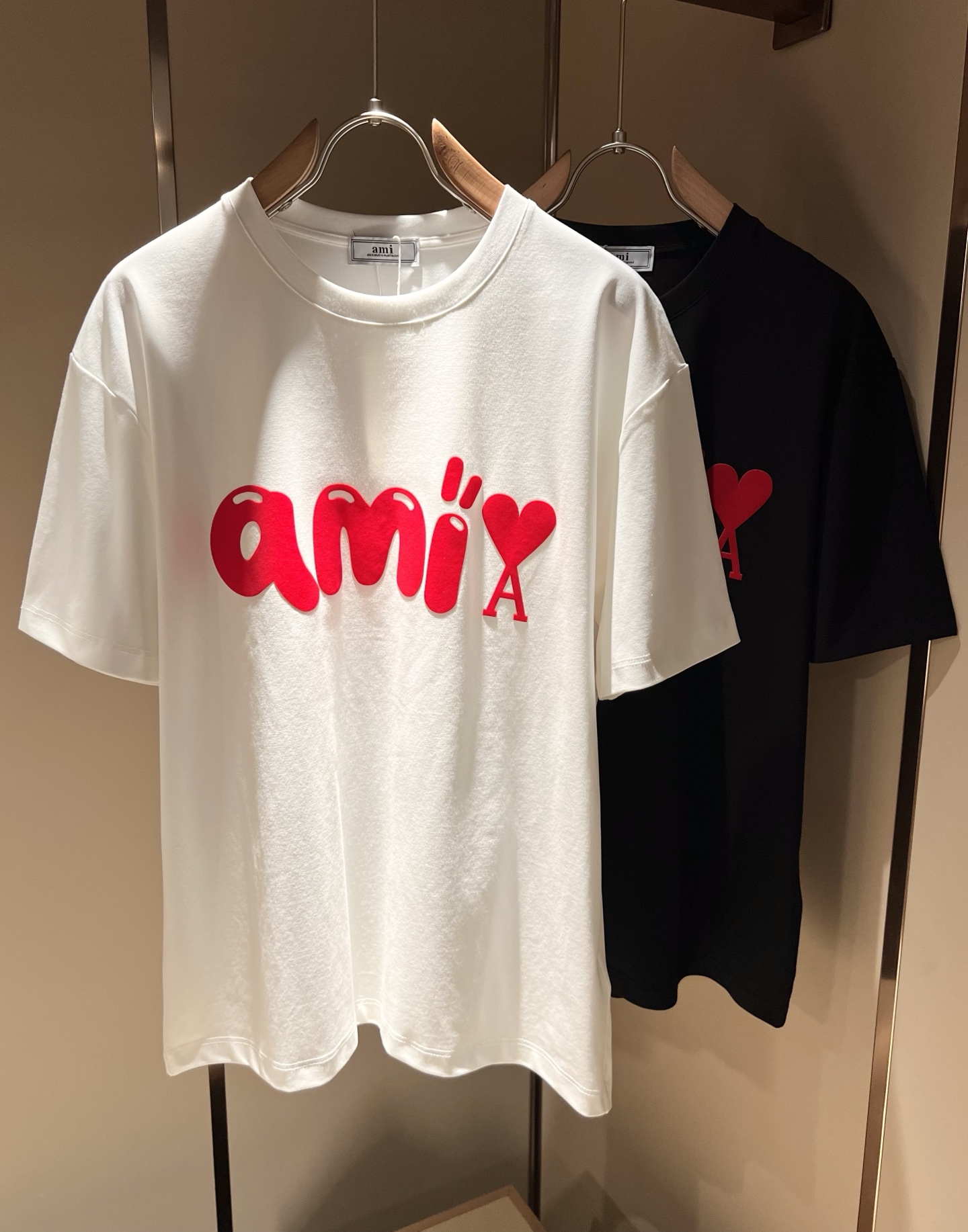 NO:161010,AMI 2025 spring and summer new short-sleeved T-shirt for men and women, the latest model is exclusively available on the entire network!  !  ~ It is classic and fashionable and versatile, who doesn’t like it? It will show the classic again. It is very pleasing to the eye and comes with a low luxury halo and recognition!  The brand concept and modern advanced technology are perfectly combined. Coupled with the extremely modern and simple design, the exclusive logo velvet design!  Customized 100% imported pure cotton fabric!  The texture of this model is quite touching, the specifications and grades are known with tentacles. The degree of delicateness and breathability are top-notch!  Size M-3XL, T-shirt,tees,t-shirt,alexander wang19860909AMI 2025春夏新款男女同款短袖T恤,最新款全网独家首上！！~既经典有时尚百搭,谁不爱啊,将经典再次展现,非常的耐看,自带低奢光环与辨识度！品牌理念和现代化的先进技术进行了完美结合.加上极其现代摩登风范的简约设计,专属logo压绒设计！定制百分百进口纯棉面料！此款的质感相当感人 触手便知规格档次 细腻程度与透气效果堪称顶级！尺码M-3XL,,T-shirt,tees，t-shirt,alexander wang,Men's clothing