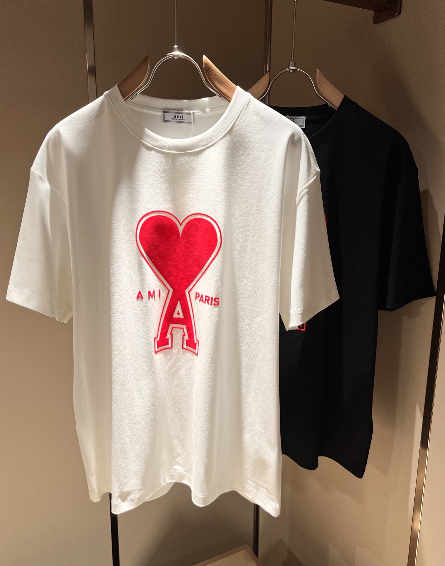 NO:161020,AMI 2025 spring and summer new short-sleeved T-shirt for men and women, the latest model is exclusively available on the entire network!  !  ~ It is classic and fashionable and versatile, who doesn’t like it? It will show the classic again. It is very pleasing to the eye and comes with a low luxury halo and recognition!  The brand concept and modern advanced technology are perfectly combined. Coupled with the extremely modern and simple design, the exclusive logo velvet design!  Customized 100% imported pure cotton fabric!  The texture of this model is quite touching, the specifications and grades are known with tentacles. The degree of delicateness and breathability are top-notch!  Size M-3XL, T-shirt,tees,t-shirt,alexander wang19860909AMI 2025春夏新款男女同款短袖T恤,最新款全网独家首上！！~既经典有时尚百搭,谁不爱啊,将经典再次展现,非常的耐看,自带低奢光环与辨识度！品牌理念和现代化的先进技术进行了完美结合.加上极其现代摩登风范的简约设计,专属logo压绒设计！定制百分百进口纯棉面料！此款的质感相当感人 触手便知规格档次 细腻程度与透气效果堪称顶级！尺码M-3XL,,T-shirt,tees，t-shirt,alexander wang,Men's clothing