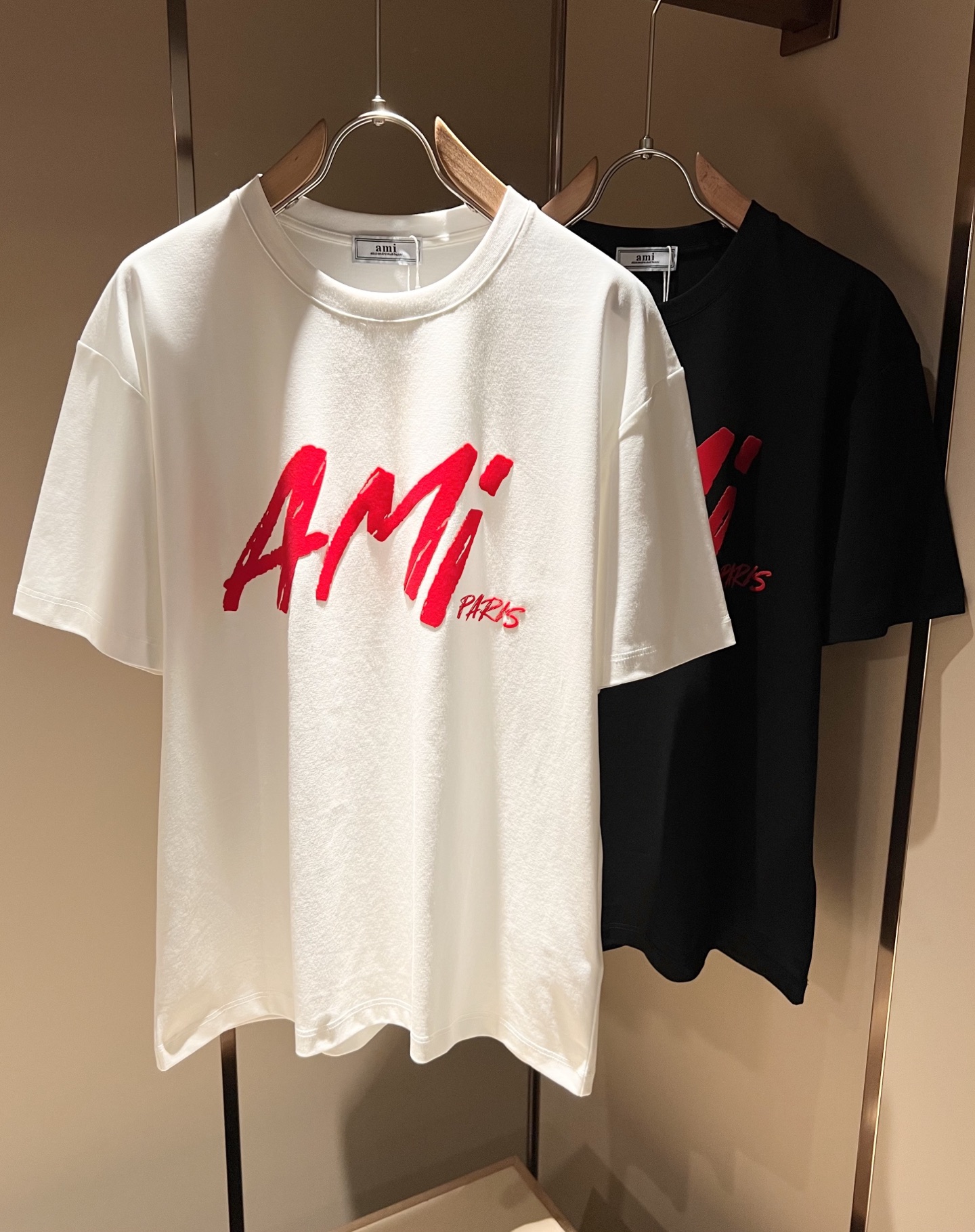 NO:161001,AMI 2025 spring and summer new short-sleeved T-shirt for men and women, the latest model is exclusively available on the entire network!  !  ~ It is classic and fashionable and versatile, who doesn’t like it? It will show the classic again. It is very pleasing to the eye and comes with a low luxury halo and recognition!  The brand concept and modern advanced technology are perfectly combined. Coupled with the extremely modern and simple design, the exclusive logo velvet design!  Customized 100% imported pure cotton fabric!  The texture of this model is quite touching, the specifications and grades are known with tentacles. The degree of delicateness and breathability are top-notch!  Size M-3XL, T-shirt,tees,t-shirt,alexander wang19860909AMI 2025春夏新款男女同款短袖T恤,最新款全网独家首上！！~既经典有时尚百搭,谁不爱啊,将经典再次展现,非常的耐看,自带低奢光环与辨识度！品牌理念和现代化的先进技术进行了完美结合.加上极其现代摩登风范的简约设计,专属logo压绒设计！定制百分百进口纯棉面料！此款的质感相当感人 触手便知规格档次 细腻程度与透气效果堪称顶级！尺码M-3XL,,T-shirt,tees，t-shirt,alexander wang,Men's clothing