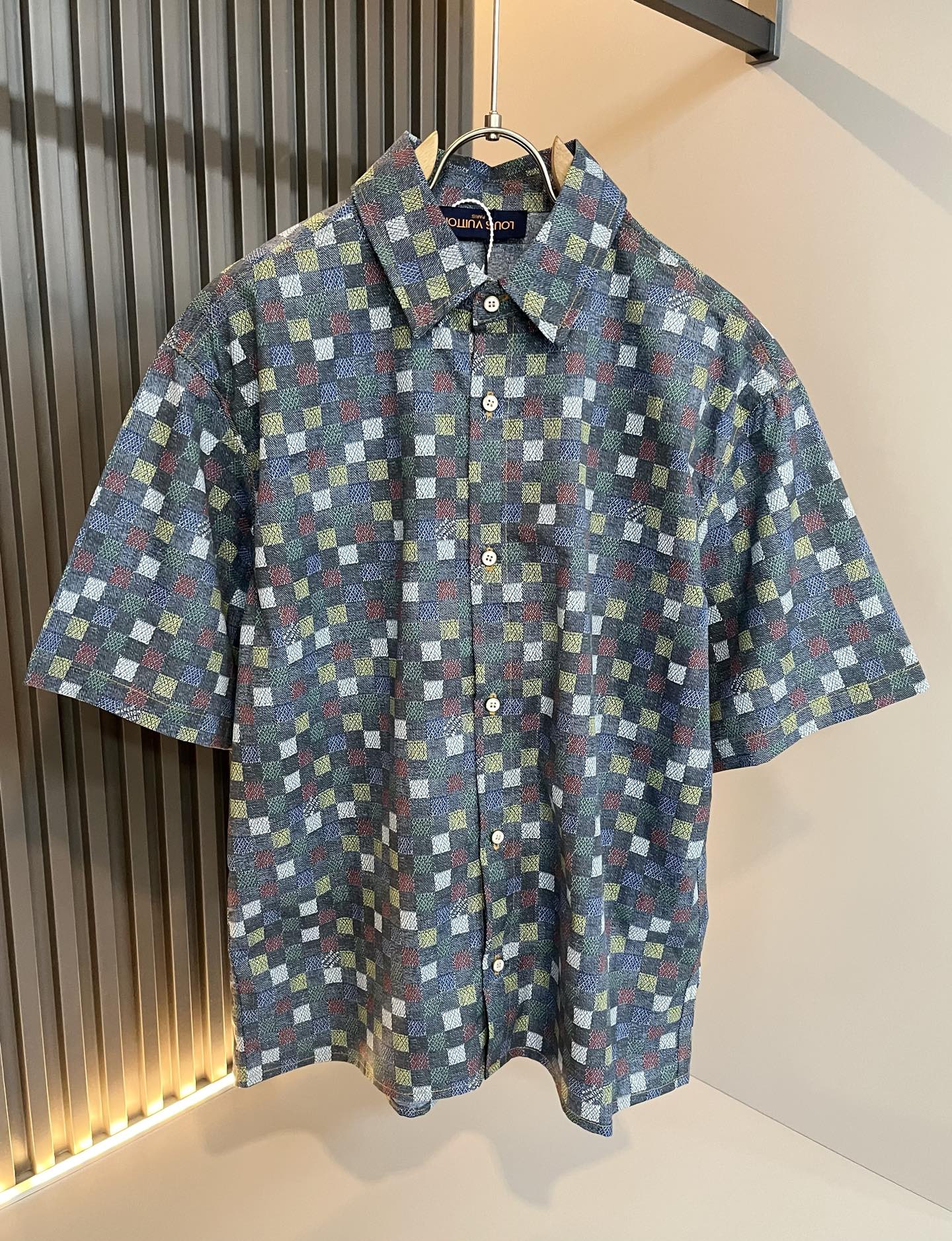 NO:162198,Louis Vuit*on 2025 spring and summer new light luxury men and women's same style set, the new high-end of the Louis family, the details and quality are always flawless, heavy industry washing water, panoramic logo pattern design!  Creative designs are emerging one after another. If you don’t buy a few Louis items this spring and summer, you are not considered a fashion expert. Denim fabric!  The interpretation of Louis' iconic elements is something that everyone loves. It is super soft and tough, and has excellent breathability. It comes from world-class trade-level OEM channels, with extremely rare quantity and no help in selling out. It is clean and neat. This is the Louis family's unique skill and the latest craftsmanship this quarter. The degree of meticulousness has reached the top, and the loose three-dimensional tailoring design is a unique one. It is a fusion of luxury and fashion!  Size S-XL, louis vuitton,louis vuitton,alexander wang19860909Louis Vuit*on 路易*登 2025春夏新款轻奢男女同款套装,路易家族的新高端,细节品质永远的那么完美无瑕,重工洗水,全景logo图案设计！创意设计层出不穷.今年春夏季节没有入手几件路易你算不上时尚达人.牛仔面料！诠释路易的标志性元素,实属人见人爱的东西.超级柔软且具有韧性,透气感也是绝佳.来自世界级贸易级别的代工厂渠道,数量极其稀少售完无补.干净俐落.这是路易家族的看家绝活也是本季度的最新工艺.细致化程度已经达到顶端了,宽松立体剪裁的版型设计堪称一绝.属于奢华与时尚的融合！尺码S-XL,,louis vuitton,louis vuitton,alexander wang,Men's clothing