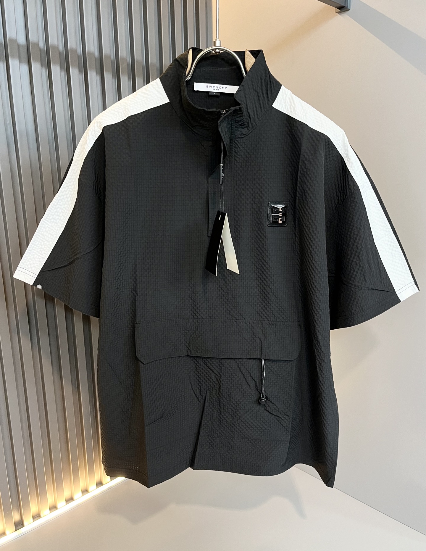 NO:162207,Giv*chy/Ji*xi The latest fashionable casual suits for spring and summer 2025, trading company channels are rare, and the official website is released simultaneously. The most anticipated high-quality products are coming, making you feel what it means to be truly high and luxurious! It is made of professional custom polyester fiber fabric, with a neat and smooth surface and shiny texture, and the texture is obvious through the screen. The upper body is comfortable, light and not stuffy, and the exquisite logo design!  Perfectly enhance the overall sense of luxury and class, and the high-end luxury atmosphere can be obtained at a glance! The upper body is versatile and simple, and it is easy to deal with various occasions and environments. It is undoubtedly a must-have item for daily commuting! Size M-4XL, alexander wang19860909Giv*chy/纪*希 2025春夏休闲最新时尚休闲套装,贸易公司渠道稀出,同步官网发售,男神最为期待的精品狠货重磅来袭,让你感受到什么叫真正的高奢有内涵!选用了专业定制聚酯纤维面料制成,表面整洁光滑且富有光泽,质感透过屏幕都显而易 见,上身舒适轻盈不闷热,精致logo设计！完美提升了整体的奢华档次感,一眼就能Get到的高端奢华气息!上身百搭简约不挑人,轻松应对各种场合与环境,属于日常通勤必备的臻品无疑! 尺码M-4XL,,alexander wang,Men's clothing