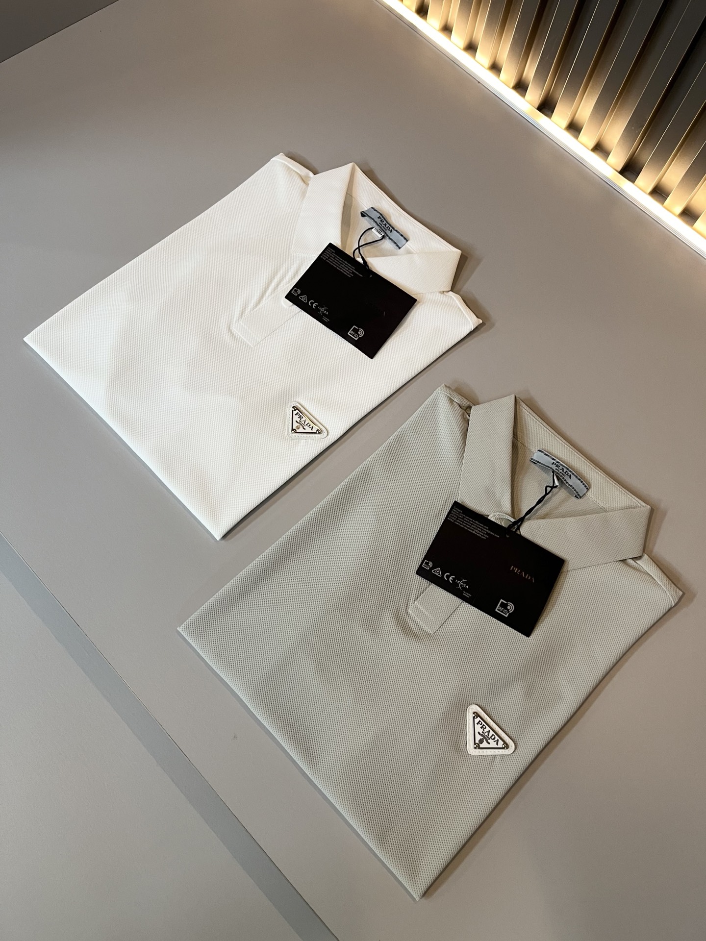 NO:507623,Prad*Pu*da 2025 spring and summer new classic element short-sleeved Polo shirt, a classic and elegant style, the kind that can be worn for ten years, you must collect a few pieces, and you must collect the rare and exquisite style!  A good taste!  It is important that it cannot avoid any season when it is imported 100% top-grade bead floor cotton!  Fine weaving!  solid!  One of the best cottons recognized in the world!  The texture is perfect! The chest badge logo design!  Perfectly enrich everyone's visual sense!  Make you feel clean and neat!  Fashionable and beautiful!  !  Only by wearing Prada's short-sleeved shirt can you know what is worth it!  PRADA has always been a quality life pursued by European aristocrats and upper class scholars. This simple and casual versatile T-shirt is a personal luxury item with fashionable colors. Luxury materials and rigorous craftsmanship are the main tools for PRADA to attract fans. The flat and stylish round neck is warm, comfortable and easy to wear, with its own tone and handsome, and it is truly a world-class style!  The brand's design details are very exquisite, the upper body is light and stylish, and you have to buy the latest T-shirt every season. Faced with this consumable, it will save you the trouble of going out and outfitting. There are many letter T-shirts on the market, but this one is still rare to see. The streamlined tailoring and a light casual and artistic temperament give you enough spring to arrange the surface. Every person who pursues fashion, you might as well try it on the upper body!  Size M-3XL, prada, prada, T-shirt,tees, t-shirt,alexander wang19860909Prad*普*达 2025春夏季新款经典元素短袖Polo衫,经典大方的款式,可以穿十年都还是流行的那种,你一定要收藏几件,难得精致极致的款,你一定要收！好品味的一件！重要到哪个季节都绕不开它百分百进口顶级珠地棉！织法精细！结实！世界公认最好的棉之一！手感质感都极完美! 胸口徽章logo设计！完美的丰富大家的视觉感！让你感觉干净利落！时尚又好看！！穿上普拉达的这款短袖,才知道什么是人间太值得！PRADA一直都是欧洲贵族和上流社会雅士追求的品质生活这款简易休闲百搭T恤更是穿出个人奢侈的单品色彩时尚 奢侈的材质和严谨的工艺是PRADA圈粉的主要利器平整有型的圆领,版型温暖舒适好穿又好搭,自带腔调和帅气,真正的一款打天下！品牌的设计细节十分考究,上身轻便有型,每季都要入手最新的T恤,面对这种消耗品,直接省了你出门穿搭的烦恼,市面上的字母T恤有很多,但这款还很难得一见了,信手拈来的流线剪裁,淡淡的休闲文艺气质,给足春日的排面,每个对时髦度有追求的你,都不妨上身一试！尺码M-3XL,,prada,prada,T-shirt,tees，t-shirt,alexander wang,Men's clothing