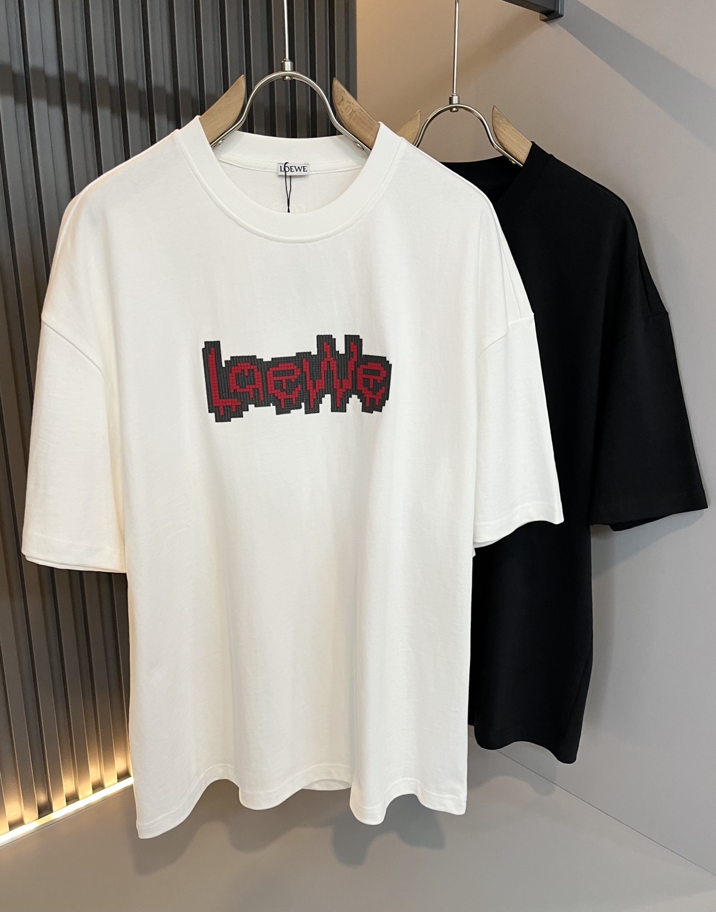 NO:162197,LOE*WE Luo*We 2025 spring and summer new short-sleeved T-shirt for men and women, original Italian order channel, very personalized and high-end style, logo pattern glue pressing technology design!  Couple pure cotton short-sleeved T-shirt!  !  The latest fashion trends and popular products are here, and it is another simple and high-end fashion item. It is a fashion product with very high-end outfit charm. It is a must-have item for fashion trends!  Original Italian manufacturer channels, special-level orders, and released at the same time as Hong Kong, Macao and Taiwan buyers. This model is also the latest popular product of Luo Yiweijia this year and the most classic product. Its specifications and grades are beyond doubt!  !  The choice is very diverse, and it can be said that this model naturally has a fresh and natural feeling, showing the brand charm and high-end feeling. The texture of this model is very good, and the heavy weight and brilliant skin-friendliness that can be seen with hands are even better, and it is a complete enjoyment of wearing!  !  Size: S-2XL, loewe,loewe,T-shirt,tees,t-shirt,alexander wang19860909LOE*WE罗*威 2025春夏新款男女同款短袖T恤,意大利原厂订单渠道,极具个性高级风,标志logo图案压胶工艺设计！情侣款纯棉短袖T恤！！最新时尚潮流人气产物驾到,又是一款简约高级的时尚单品,穿搭魅力十分高级不俗的时尚产物 ,时尚潮流必备单品！意大利原厂渠道,特供级别订单,同步港澳台买手店发布,此款也是罗意威家今年的最新人气产物,也是最经典的产物,其规格跟档次更是毋庸置疑！！ 选择极具多样化,言而喻此款自然具备那种清新自然的感觉,彰显品牌魅力与高级感,此款的质感十分的到位,用手可以感知的重磅跟出彩亲肤程度更是上佳,十足的穿着享受！！尺码: S -2XL,,loewe,loewe,T-shirt,tees，t-shirt,alexander wang,Men's clothing