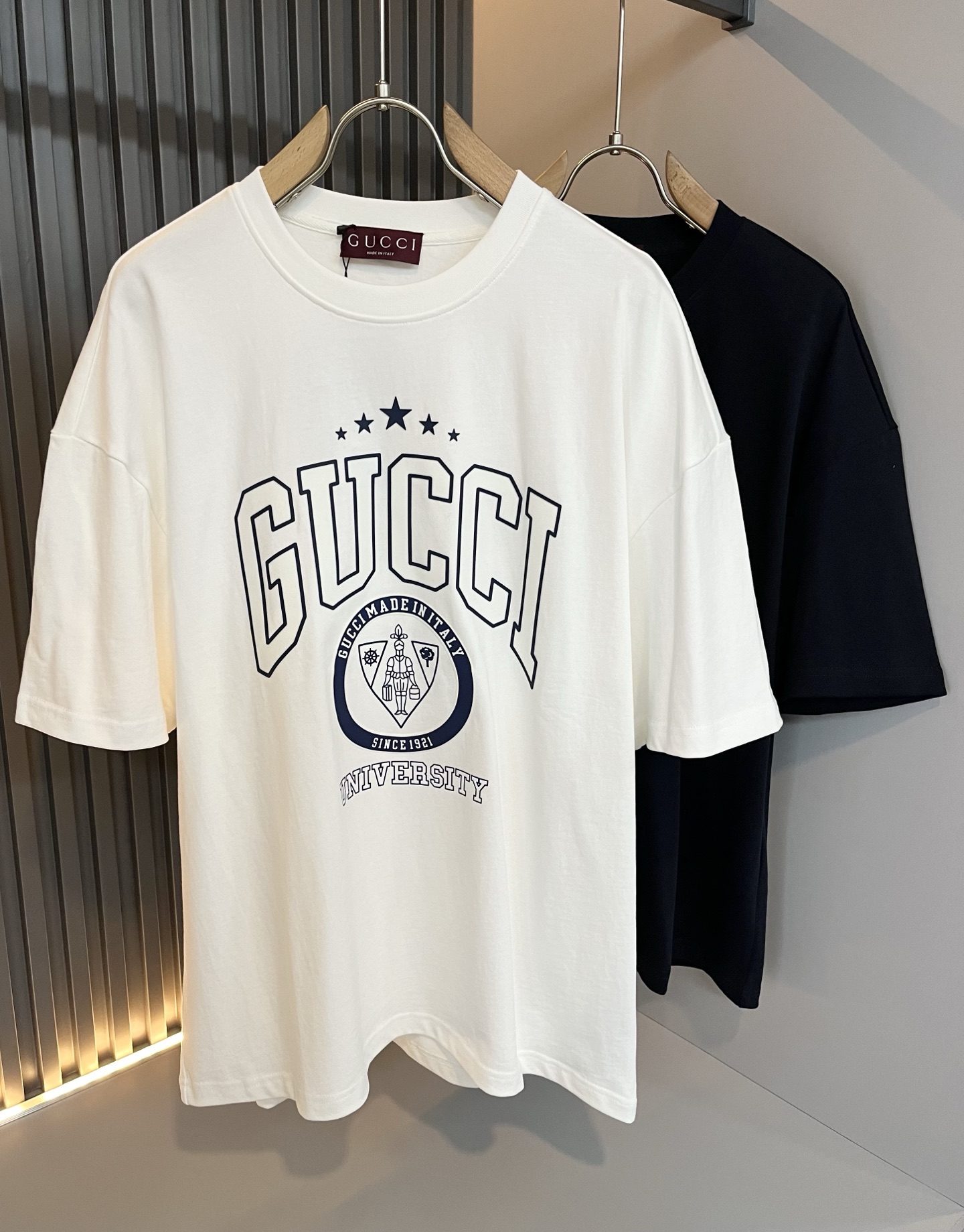 NO:162196,Gucc* Gujia 2025 spring and summer series basic round neck pullover short-sleeved T-shirt, men and women's couples casual loose cotton round neck short-sleeved T-shirt!  Trading companies have sparse channels and are released on the official website at the same time!  The latest series of spring and summer 2025, classic fashion design elements, injecting full vitality into the new series. This T-shirt is carefully selected for customers to use imported cotton fabrics. The fabric feels skin-friendly and soft and delicate, and the body logo is glued!  It has an extremely comfortable and breathable wearing experience. The whole item is very eye-catching and fashionable, and is deeply loved by young people today!  The loose round neck cut is a neutral style regardless of age and gender, suitable for matching all the styles and looks you need in your daily life!  It is recommended to wear couple outfits to go out on the street to make it more pleasing to the eye!  Size S-2XL, gucci, gucci, T-shirt, tees, t-shirt, alexander wang19860909Gucc*古家 2025春夏系列基础圆领套头短袖T恤,男女同情侣款休闲宽松棉质圆领短袖T恤衫！贸易公司渠道稀出,同步官网发售 ！ 2025春夏最新系列,经典时尚设计元素,为全新系列注入满满活力,这款T恤衫用心甄选客供进口棉面料制成,面料手感亲肤柔软细腻,衣身logo压胶设计！拥有着无比舒适透气性的穿着体验,整件单品极具吸睛度与时尚感,深受当下年轻人的喜爱！基础宽松的圆领版型裁剪,不分年龄与性别的中性款式,适合搭配你日常所需的所有风格与造型！建议搭配情侣装出街会更为养眼出色！尺码S-2XL,,gucci,gucci,T-shirt,tees，t-shirt,alexander wang,Men's clothing