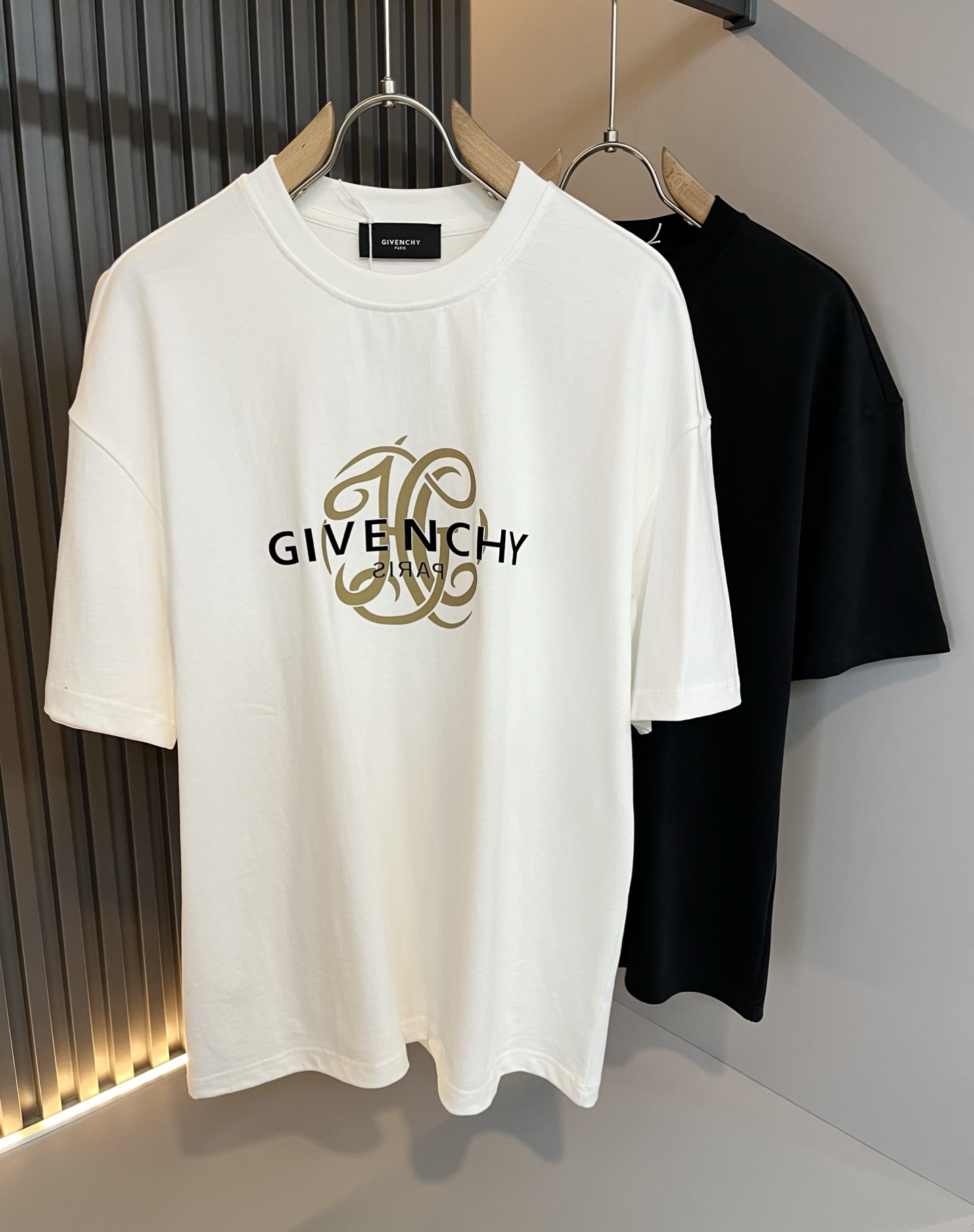 NO:162209,Giv*chy/Ji*xi's new short-sleeved T-shirt for men and women in spring and summer, the main creator has injected new fashion energy into fashion. By exploring various themes and sexy charm, it is highly recognizable and leads the new street fashion trend. This model is the exclusive outstanding design element of G's family, design logo pattern printing design!  Perfect fusion, clear and restored patterns, showing the elegant style of the brand. The original 260g pure cotton material is made of solid and high-end fabric, and the upper body can be easily controlled, showing the casual and fashionable charm. Size S-2XL, gucci, T-shirt, tees, t-shirt, alexander wang19860909Giv*chy/纪*希2025春夏新款男女同款短袖T恤,主创时尚注入了全新时尚能量.通过探索各种题材和性感魅力,极具辨识度,引领全新街头时尚潮流.该款是G家独家的出彩设计元素,设计标识logo图案印花设计！完美融合,图案清晰还原度极高,彰显品牌优雅格调.选用原版260g纯棉材质,面料紧实高级,上身均可轻松驾驭,展现休闲自在时尚魅力.尺码S-2XL,,gucci,T-shirt,tees，t-shirt,alexander wang,Men's clothing