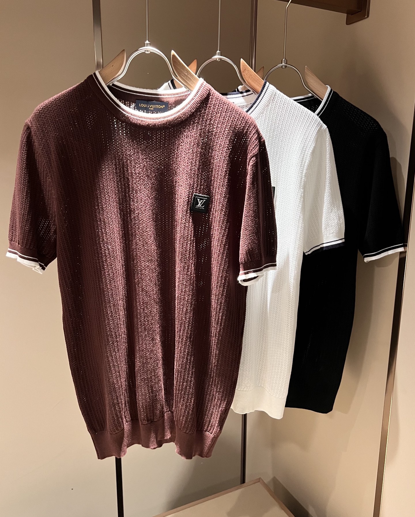 NO:162231,Louis Vuit*on Spring and Summer 2025 Louis Family Light Luxury Lapel Knit Short Sleeve!  The new high-end Louis family has always been so flawless in detail, and creative designs are endless. Letter logo badge pattern design!  It is something that everyone loves. It is made of top-quality ice silk blend, super soft and tough, and has excellent breathability. It comes from world-class trade-level OEM channels, with extremely rare quantity and no help after selling out. The three-dimensional logo presents an extraordinary texture, clean and neat. This is the special skill of the Louis family and the latest craftsmanship this quarter. The degree of meticulousness has reached the top, and the slim three-dimensional tailoring design is a unique combination of luxury and fashion!  Size M-4XL, louis vuitton,louis vuitton,t-shirt,alexander wang19860909Louis Vuit*on 2025春夏路易家族轻奢翻领针织短袖！路易家族的新高端,细节品质永远的那么完美无瑕,创意设计层出不穷.字母logo徽章图案设计！实属人见人爱的东西.顶级冰丝混纺打造,超级柔软且具有韧性,透气感也是绝佳.来自世界级贸易级别的代工厂渠道,数量极其稀少售完无补.立体Logo呈现不一般的质感,干净俐落.这是路易家族的看家绝活也是本季度的最新工艺.细致化程度已经达到顶端了,修身立体剪裁的版型设计堪称一绝.属于奢华与时尚的融合！尺码M-4XL,,louis vuitton,louis vuitton,T-shirt,alexander wang,Men's clothing