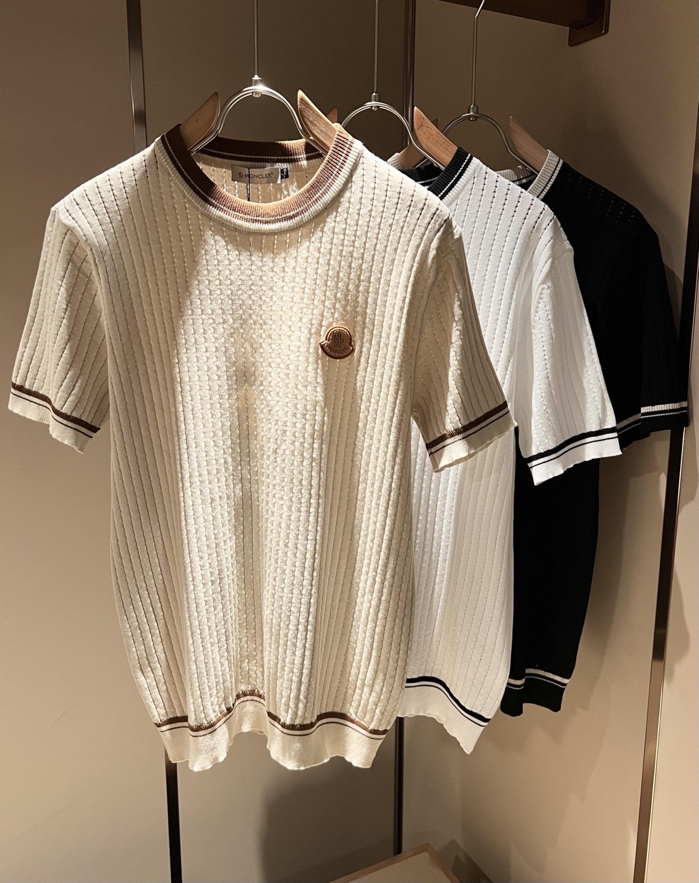 NO:162219,Moncler Mengjia's latest trade order knitted short-sleeved T-shirt in spring and summer 2025, full quality!  !  Internet celebrity style!  The craftsmanship adopts a chest badge design!  The upper body is comfortable and breathable, not stiff, and the overall body has a rich three-dimensional feeling, quality export orders, and chest logo pattern badge design!  Customized knitted fabric tailoring meets the simple needs of commuters for dressing. The upper body works well, looks slim and is not picky about the figure. The fabric workmanship is impeccable. Only good craftsmanship can make you look good and tasteful. It is a must-have item for everyone!  Size M-4XL, christian louboutin, T-shirt,tees, t-shirt,alexander wang19860909Moncler蒙家 2025春夏最新的贸易订单针织短袖T恤,全品相！！网红款！工艺采用胸前徽章设计！上身舒适透气,不僵硬,整体有着丰富的立体感,品质出口订单,胸前logo图案徽章设计！定制针织面料剪裁,满足通勤人们对于着装的简约需求,上身效果很好,显瘦,不挑剔身材.面料做工....无可挑剔,好工艺好面料才能穿出好品味一款,人手必备单品！尺码M-4XL,,christian louboutin,T-shirt,tees，t-shirt,alexander wang,Men's clothing