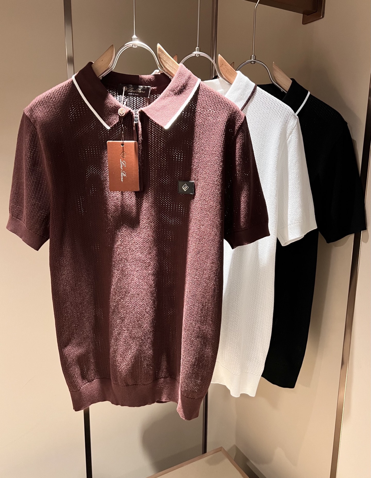 NO:162237,Loro Piana Nouyou Pianya 2025 Early Spring Men's Lapel Knitted Short Sleeve T-shirt, Full Quality!  !  The upper body is comfortable and breathable, not stiff, and the overall body has a rich three-dimensional feeling, quality export orders, and leather logo pattern design on the chest!  Customized exclusive knitted fabric tailoring to meet the simple needs of commuters for dressing. The upper body works well, looks slim and is not picky about the figure. The fabric workmanship is impeccable. Only good craftsmanship and good fabrics can make you feel good. It is a must-have item for everyone!  Size M-4XL, loro piana, T-shirt,tees, t-shirt,alexander wang19860909Loro Piana诺悠翩雅 2025早春男士最新的贸易订单翻领针织短袖T恤,全品相！！上身舒适透气,不僵硬,整体有着丰富的立体感,品质出口订单,胸前皮革logo图案设计！定制专属针织面料剪裁,满足通勤人们对于着装的简约需求,上身效果很好,显瘦,不挑剔身材.面料做工....无可挑剔,好工艺好面料才能穿出好品味一款,人手必备单品！尺码M-4XL,,loro piana,T-shirt,tees，t-shirt,alexander wang,Men's clothing