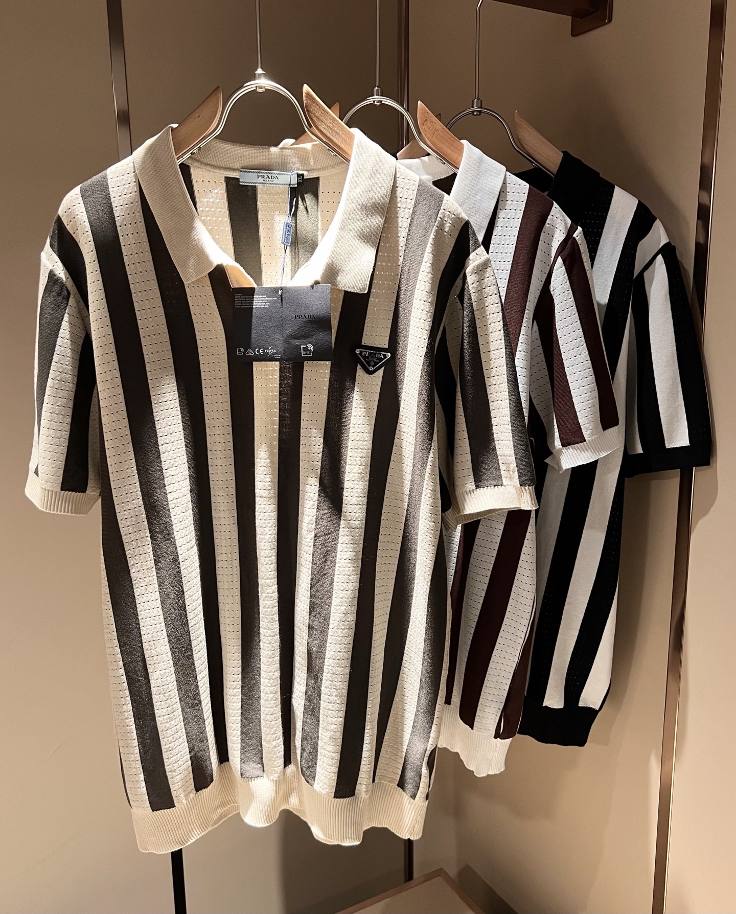 NO:162215,PRAD*A Pu*da 2025 early spring new men's lapel short-sleeved knitted short-sleeved T-shirt, the latest model is exclusively available on the entire network!  !  ~ It is classic and fashionable and versatile, who doesn’t like it? It will show the classic again. It is very pleasing to the eye and comes with a low luxury halo and recognition!  Pr*da's traditional brand concept and modern advanced technology are perfectly combined. Coupled with the extremely modern and modern minimalist design, P's exclusive three-dimensional hardware logo badge pattern design!  Customized 100% imported knitted fabric!  The texture of this model is quite touching, the specifications and grades are known with tentacles. The degree of delicateness and breathability are top-notch!  Size M-4XL, prada, T-shirt,tees, t-shirt,alexander wang19860909PRAD*A普*达2025早春新款男士翻领短袖针织短袖T恤,最新款全网独家首上！！~既经典有时尚百搭,谁不爱啊,将经典再次展现,非常的耐看,自带低奢光环与辨识度！Pr*da传统的品牌理念和现代化的先进技术进行了完美结合.加上极其现代摩登风范的简约设计,p家专属立体五金logo徽章图案设计！定制百分百进口针织面料！此款的质感相当感人 触手便知规格档次 细腻程度与透气效果堪称顶级！尺码M-4XL,,prada,T-shirt,tees，t-shirt,alexander wang,Men's clothing